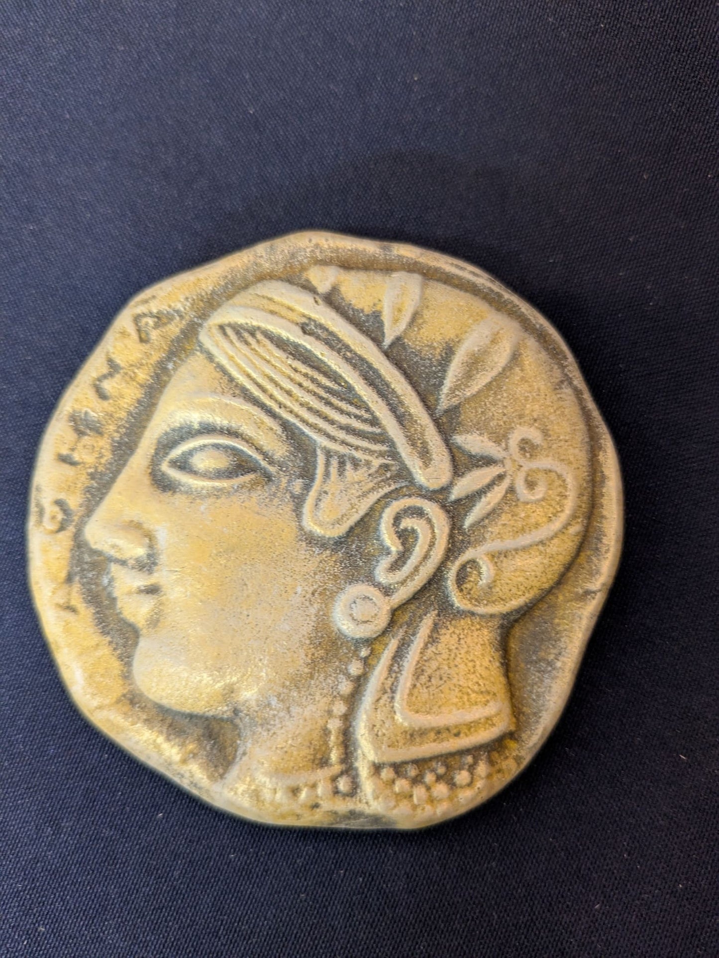 Athena (petit médaillon, aimanté) – Beige-doré