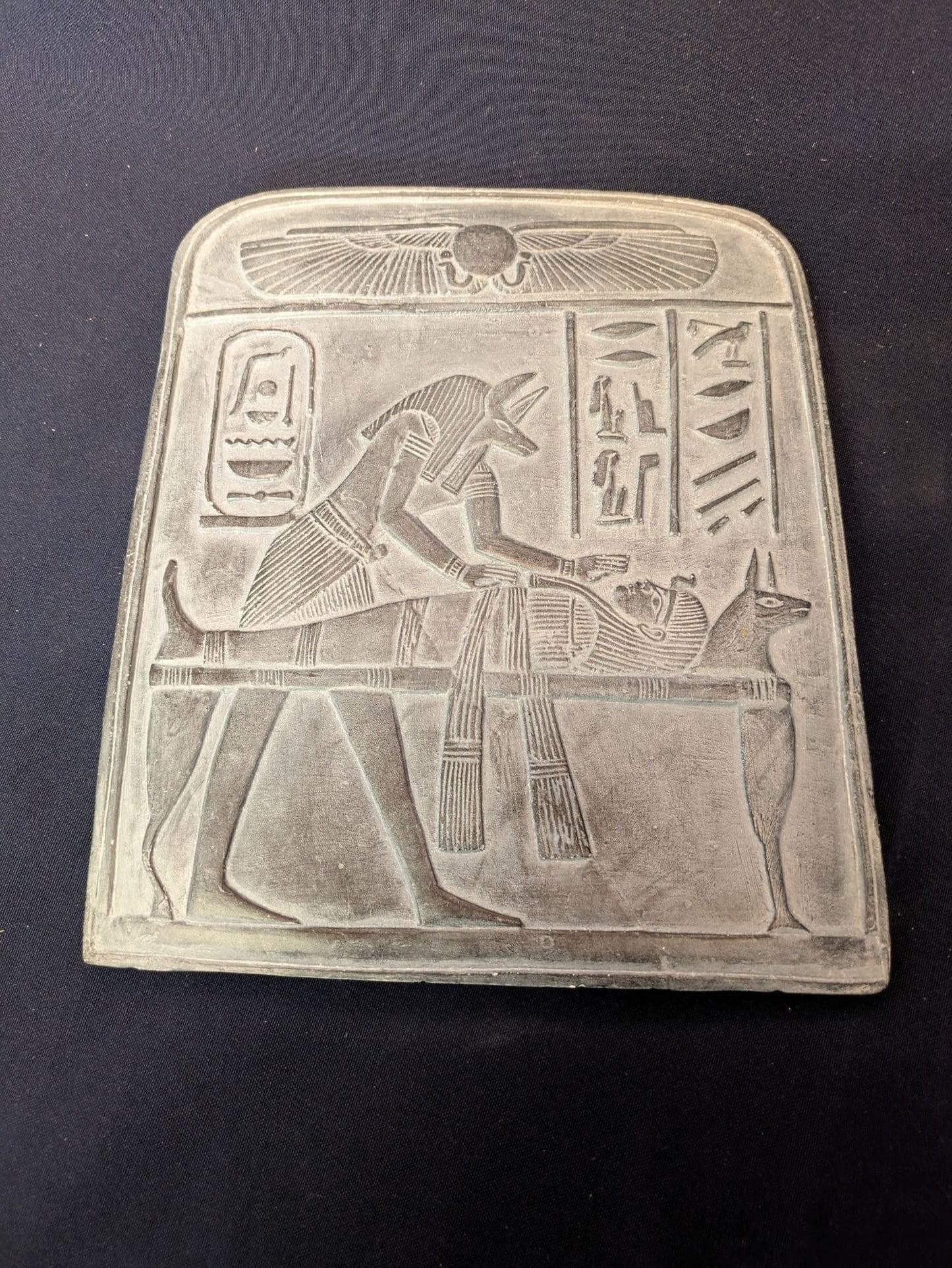 Anubis et la scène de la momification – Gris