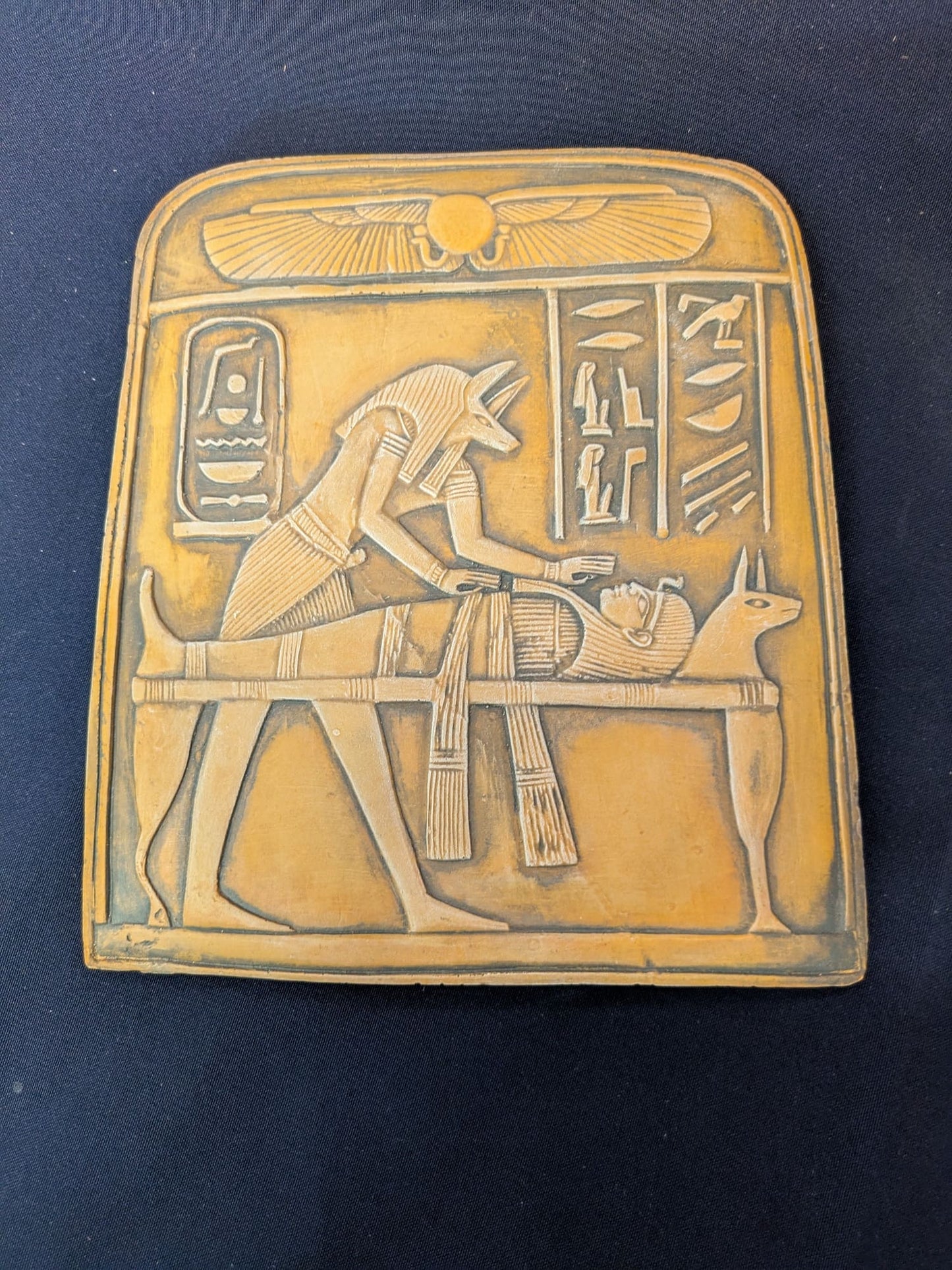 Anubis et la scène de la momification – Jaune