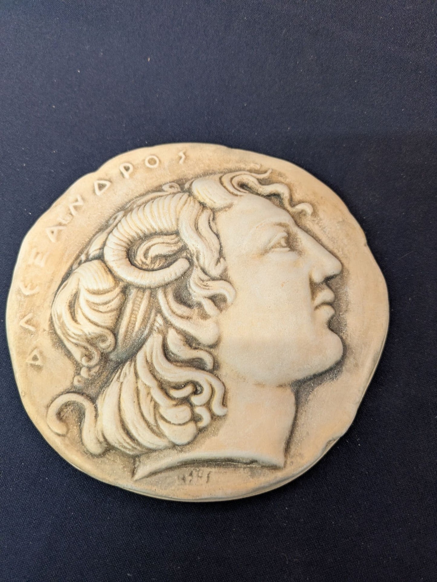 Alexandre (grand médaillon) – Crème et gris
