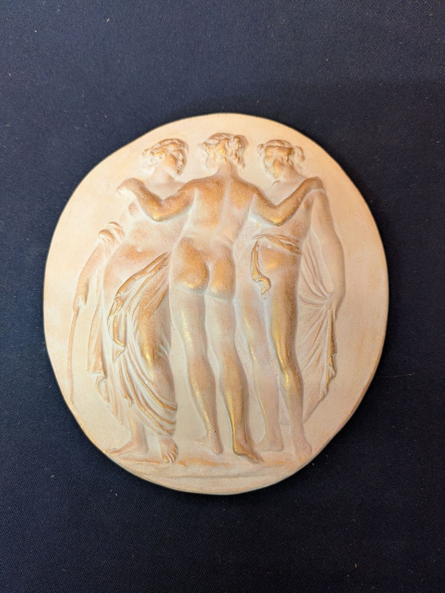Les Trois Grâces – Beige-rosé, finition doré léger