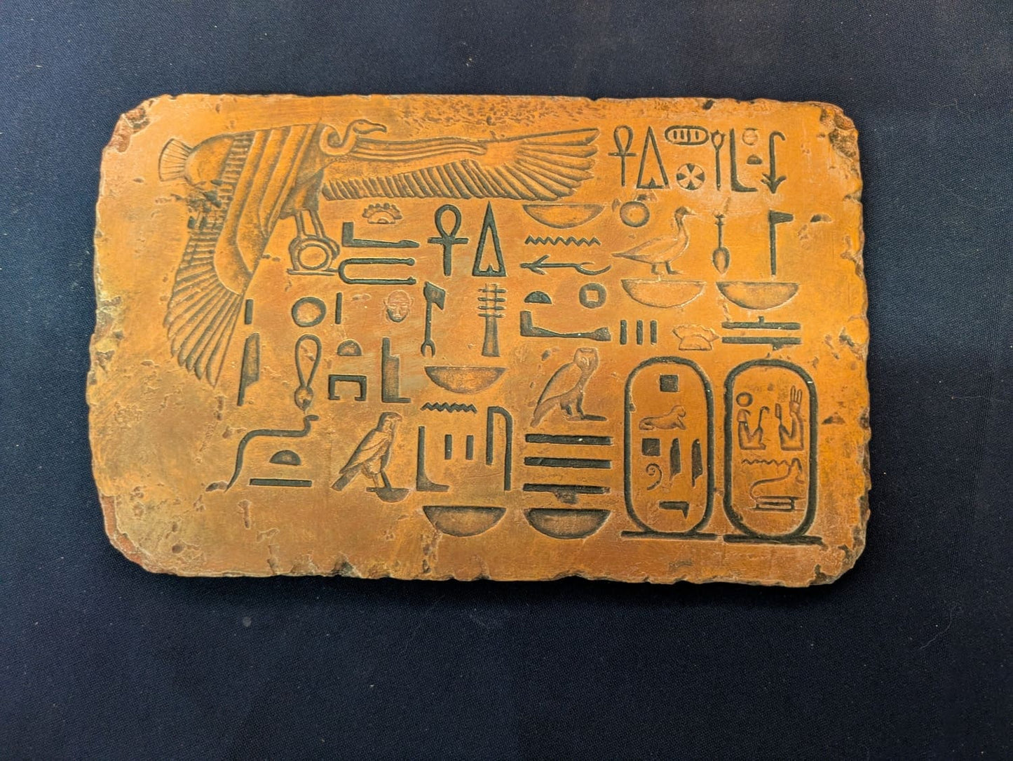 Hiéroglyphes – Cuivre, finition noire, métallisé