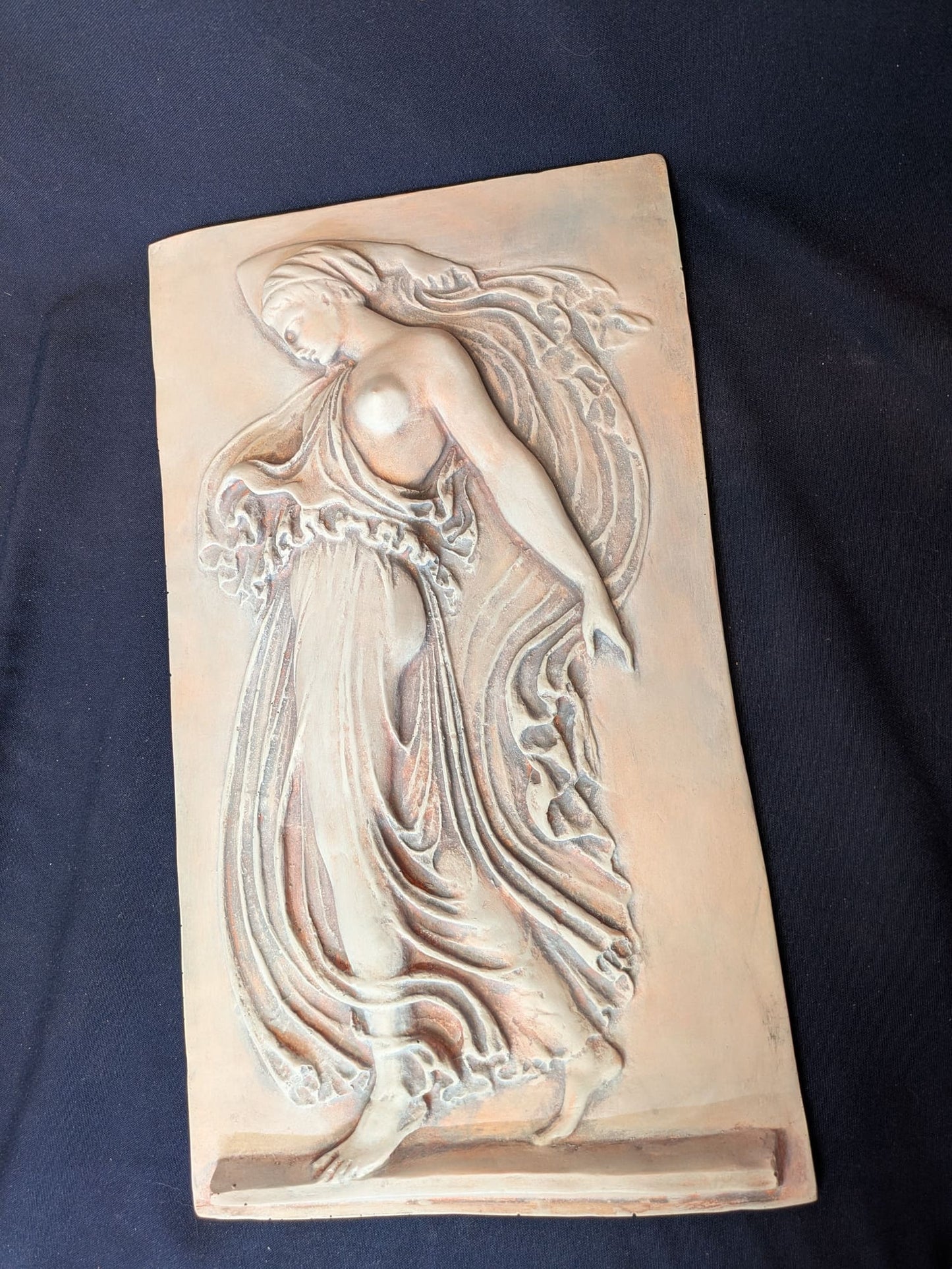 Ménade – Beige-doré, finition gris clair – vue A