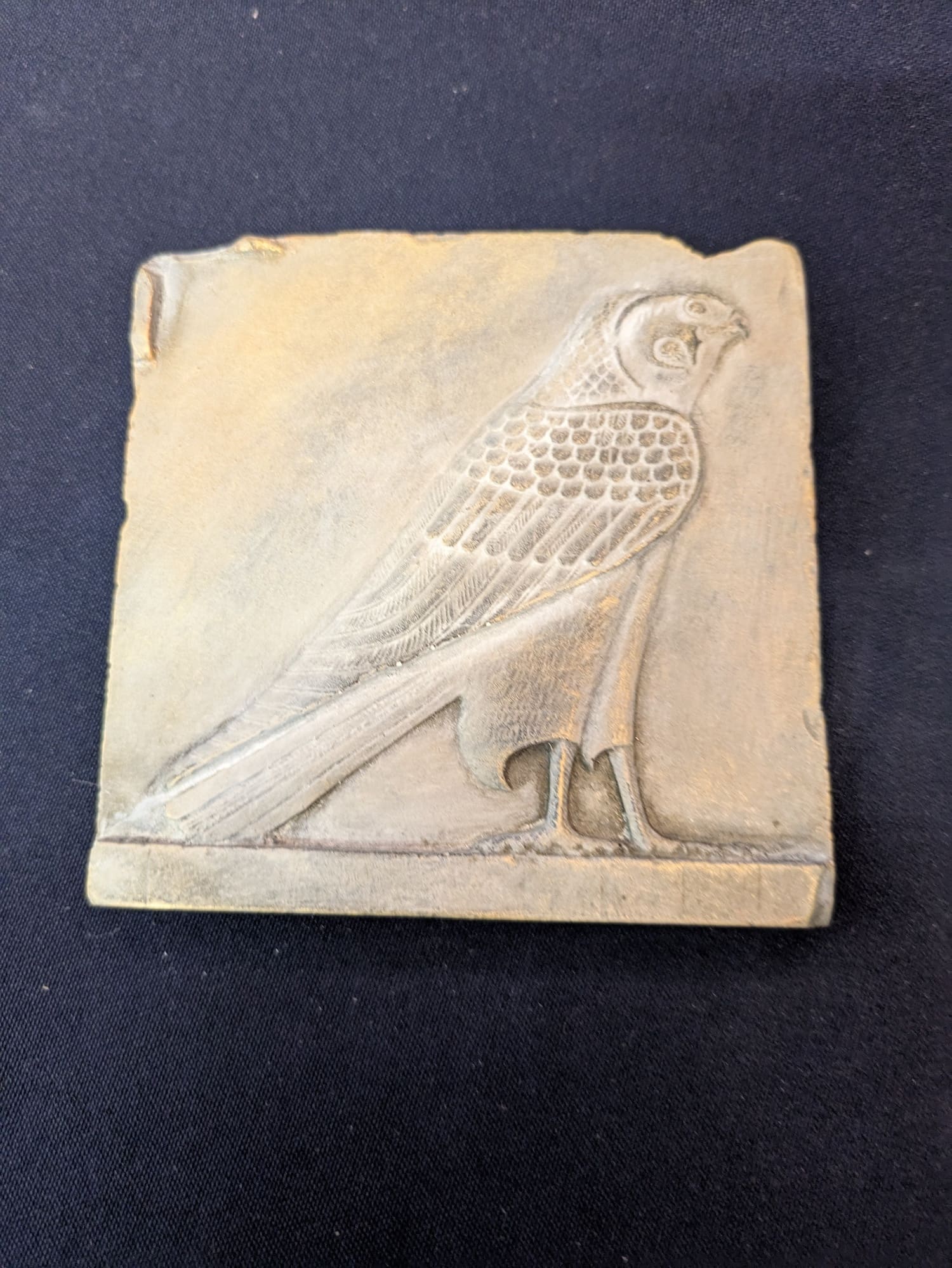 Horus bas-relief – Gris