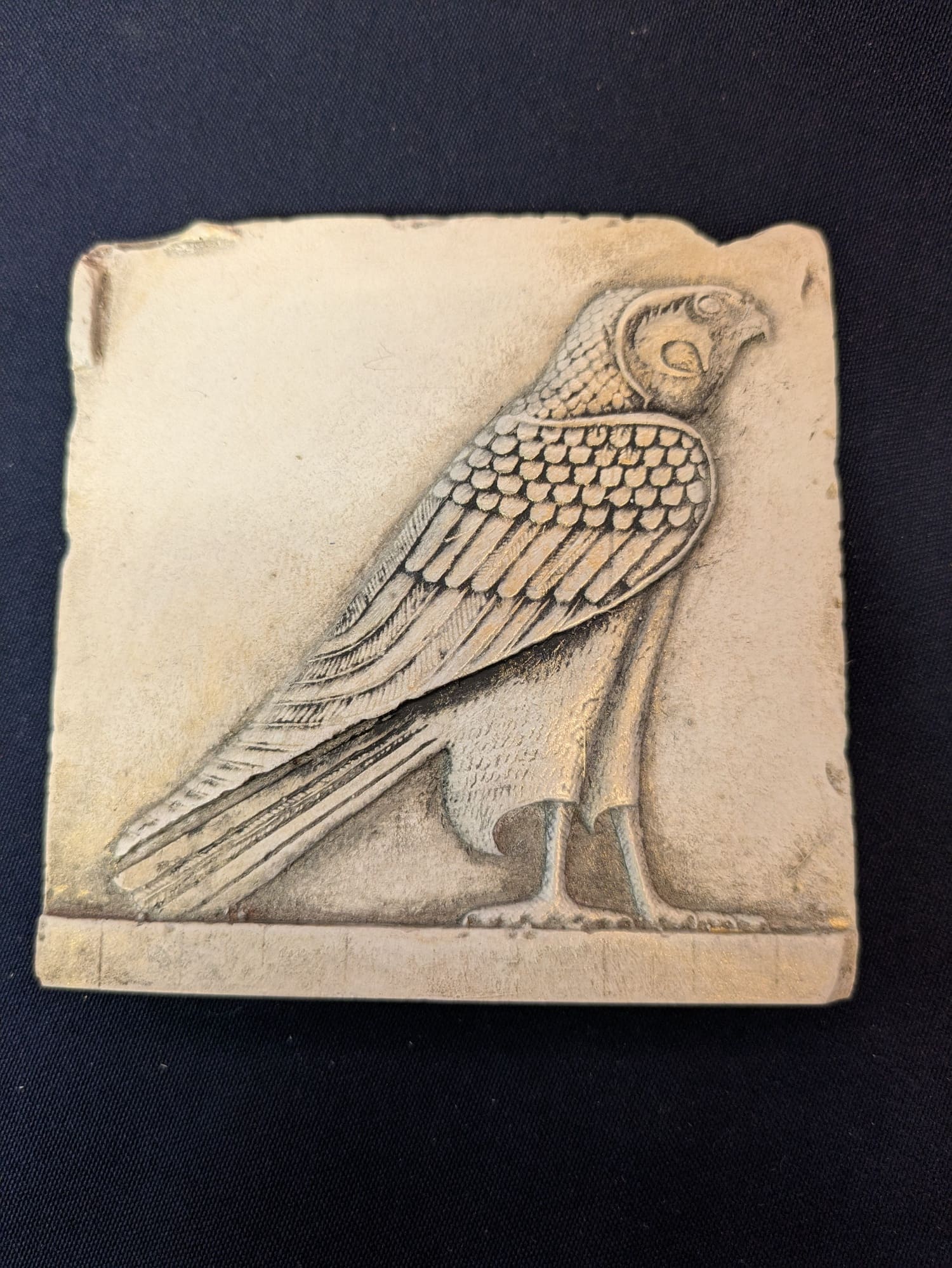 Horus bas-relief (aimanté) – Beige