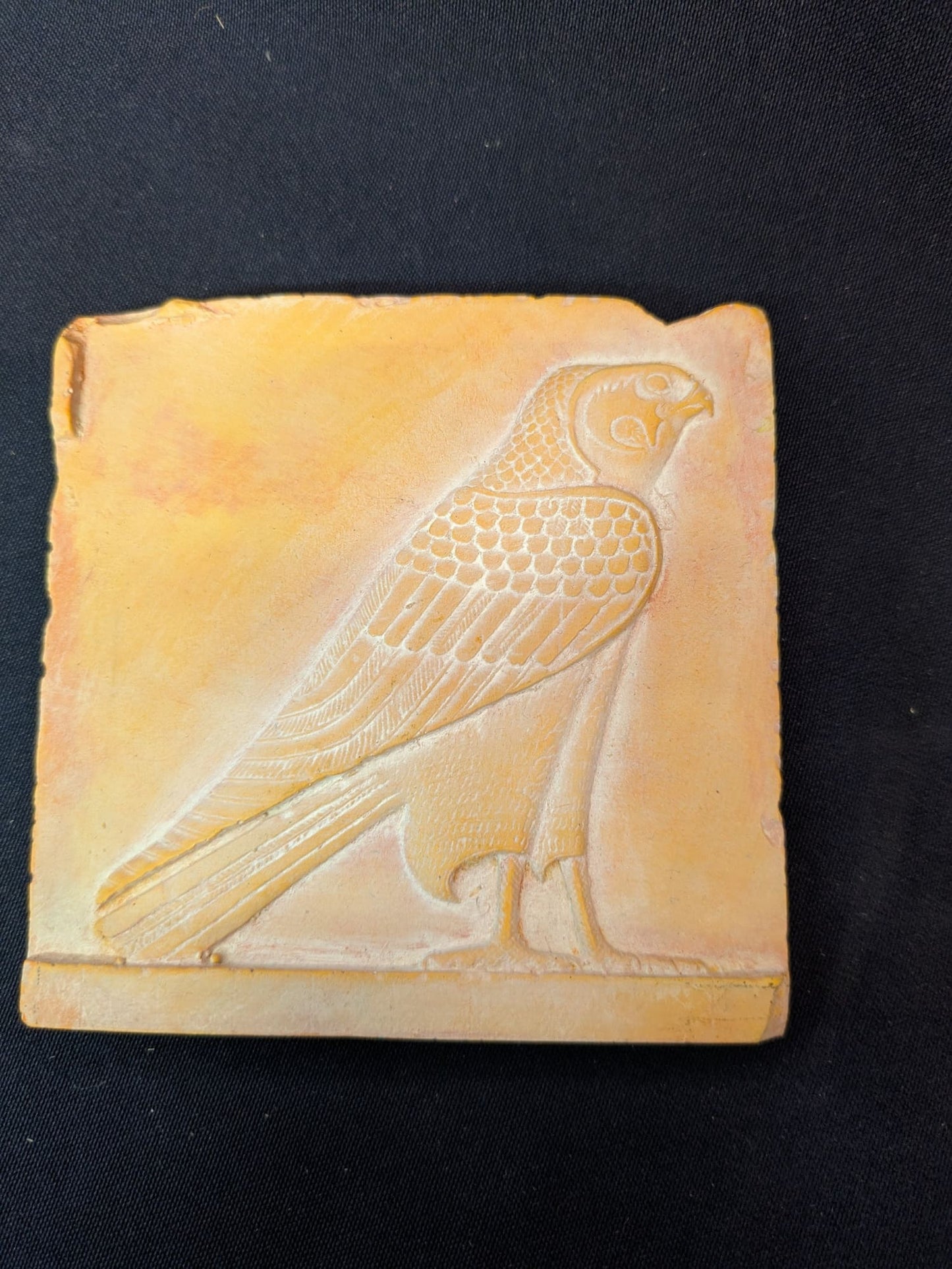 Horus bas-relief – Beige-rosé