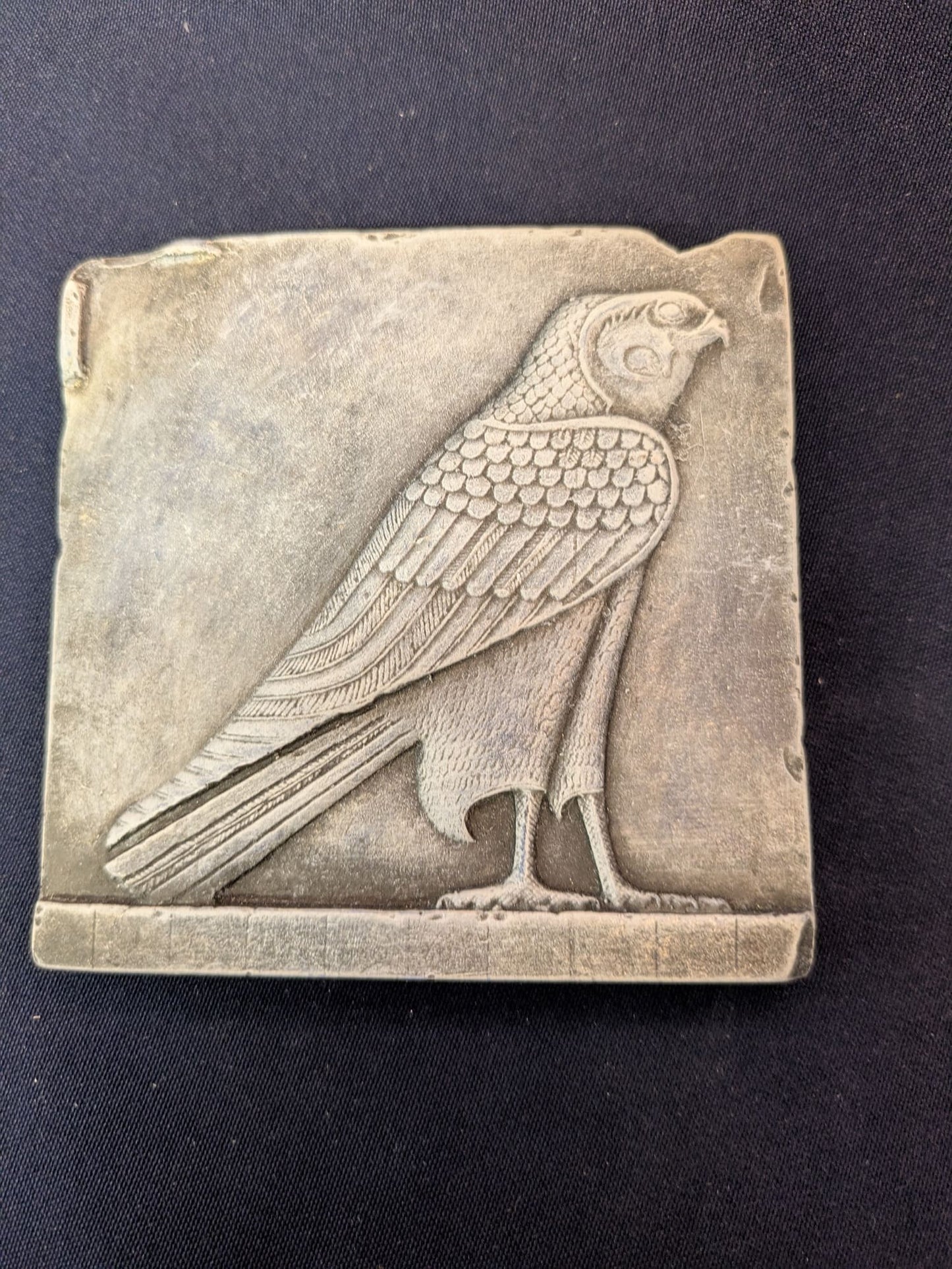 Horus bas-relief – Gris-noir