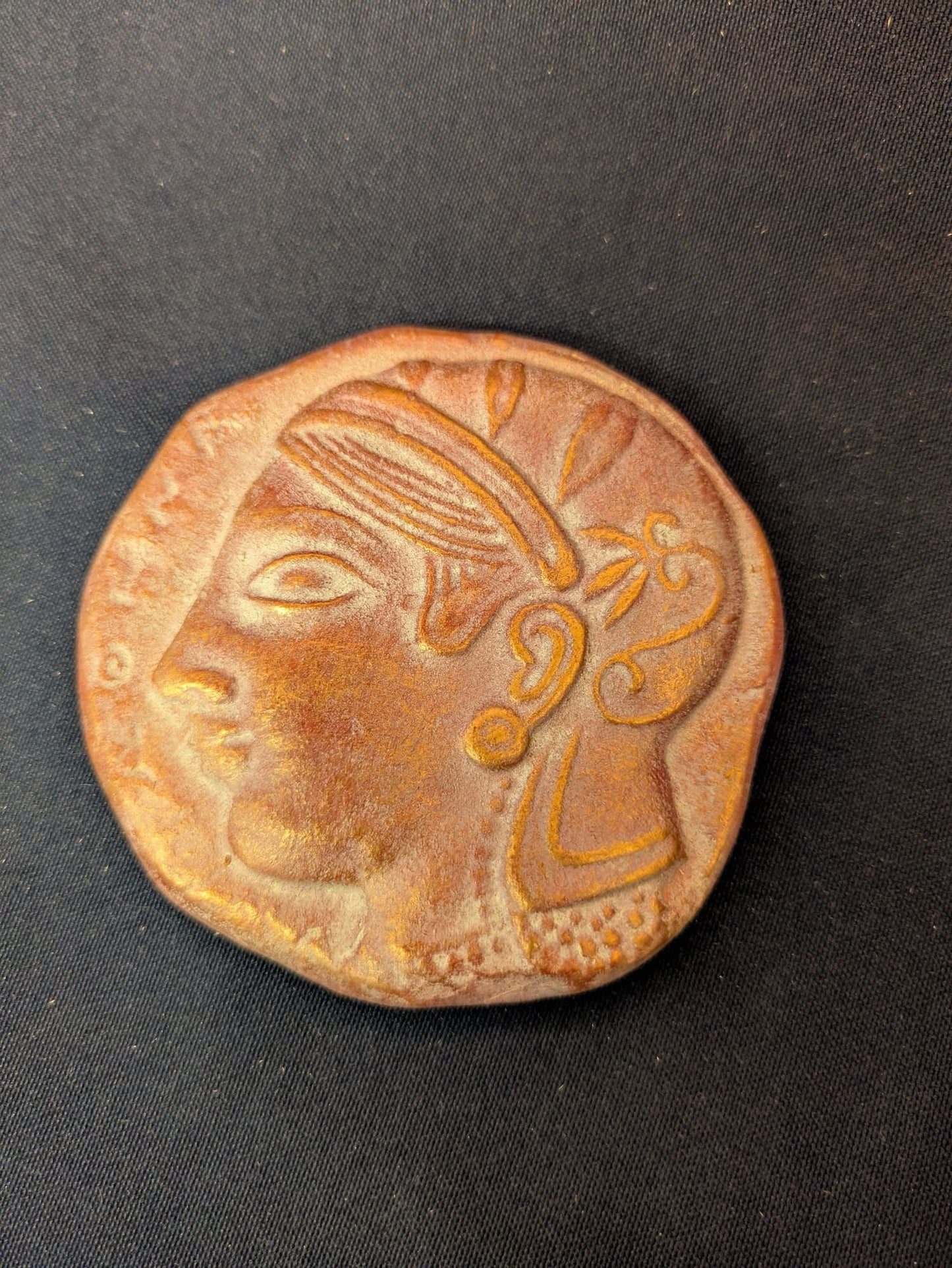 Athena (petit médaillon, aimanté) – Rouge