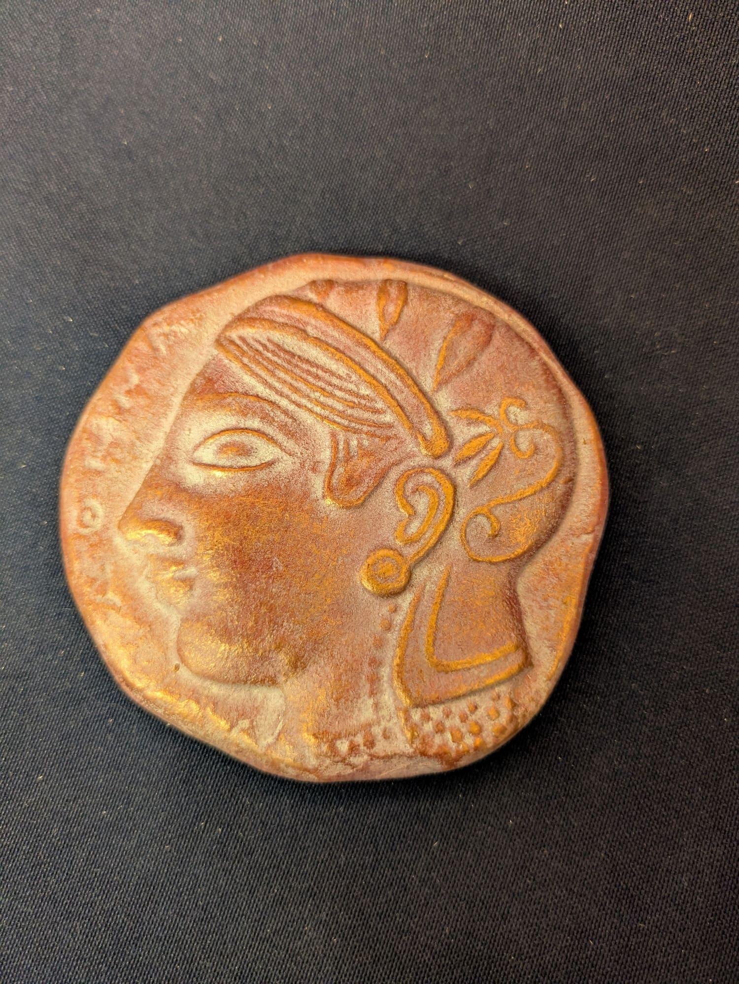 Athena (petit médaillon, aimanté) – Rouge