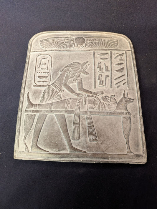 Anubis et la scène de la momification – Gris