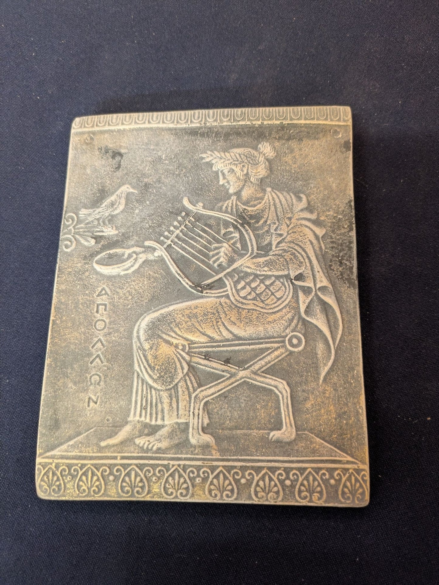 Apollon – Noir, finition beige