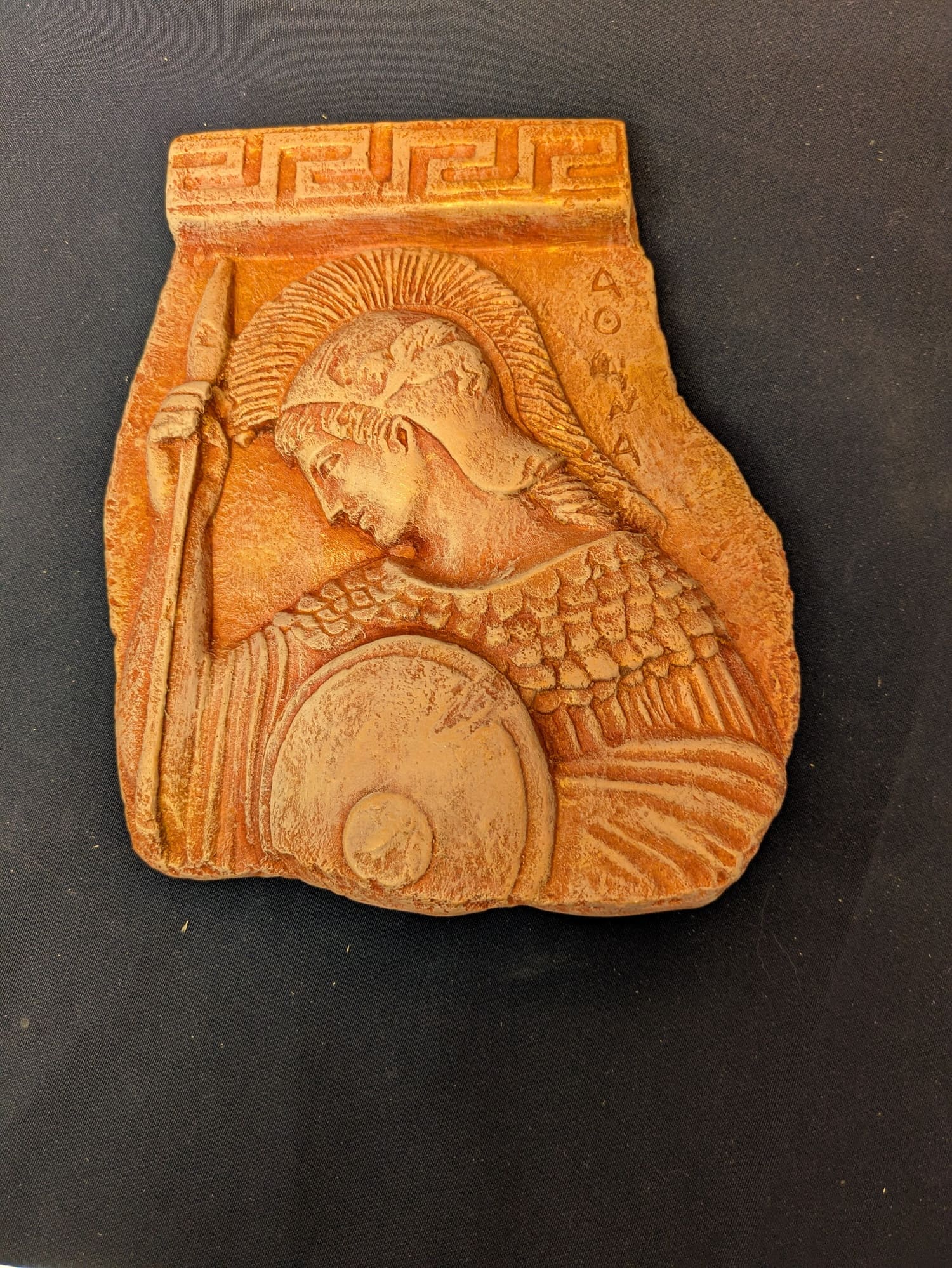 Athena (stèle) – Rouge, finition doré léger