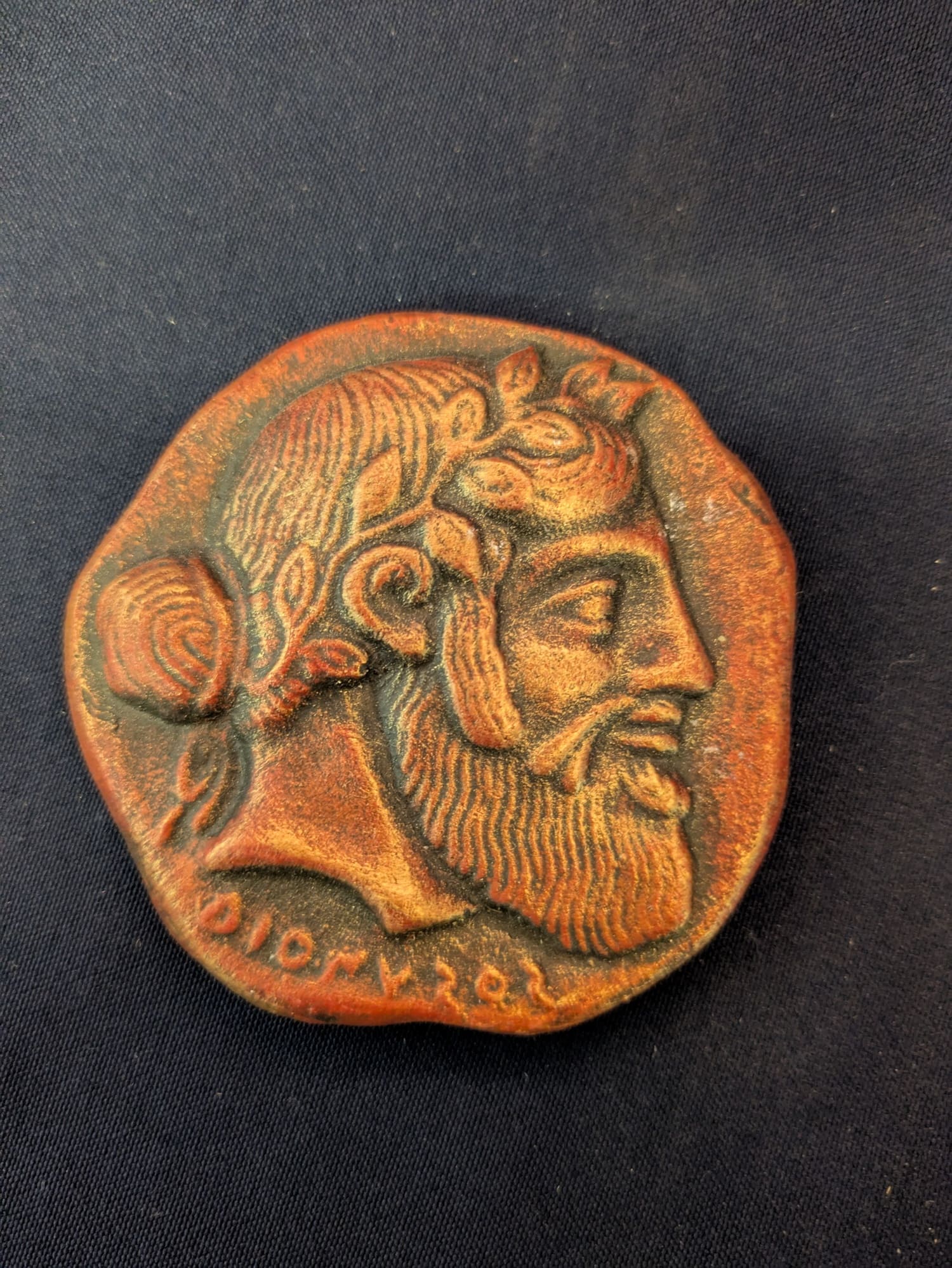 Dionysos (petit médaillon, aimanté) – Rouge