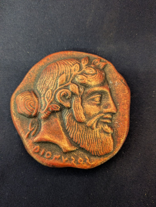 Dionysos (petit médaillon, aimanté) – Rouge