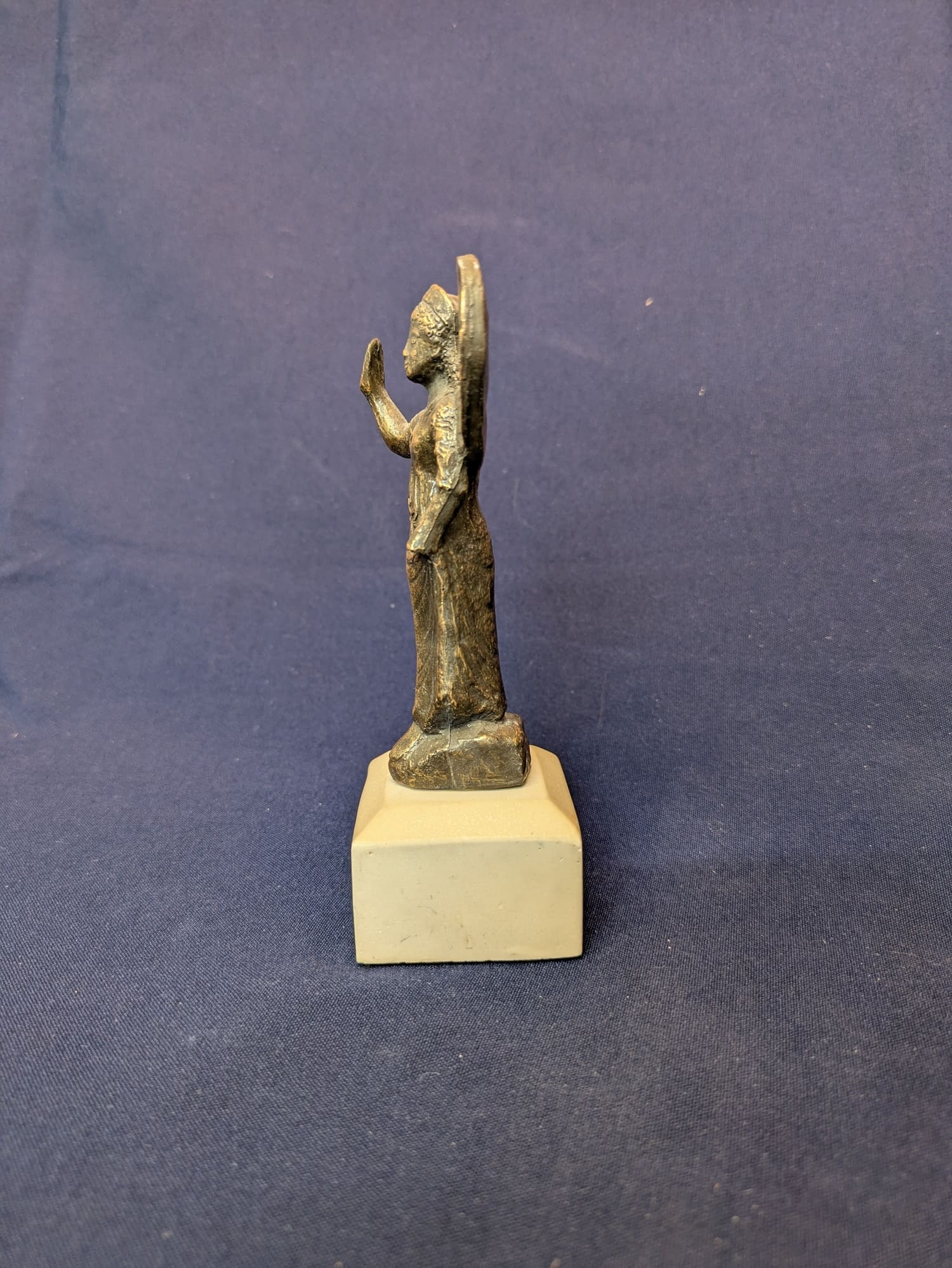 Niké – Bronze, socle beige – vue A