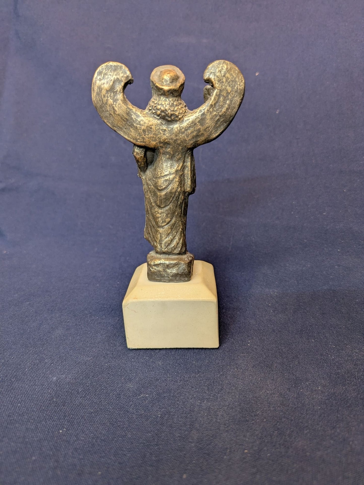 Niké – Bronze, socle beige – vue B