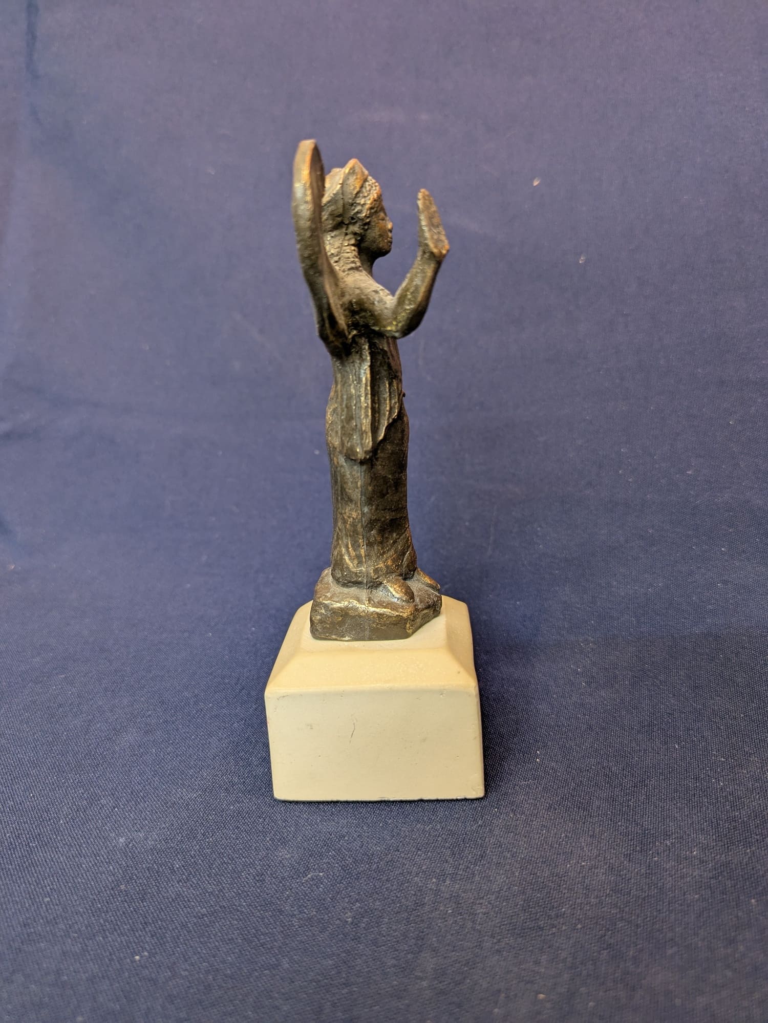 Niké – Bronze, socle beige – vue C