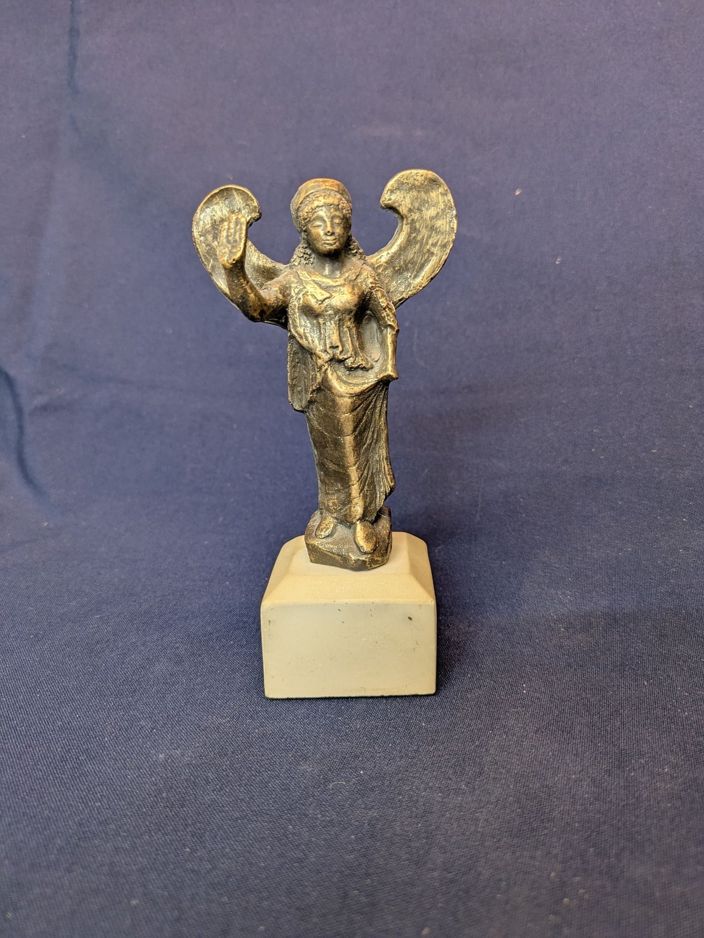 Niké – Bronze, socle beige