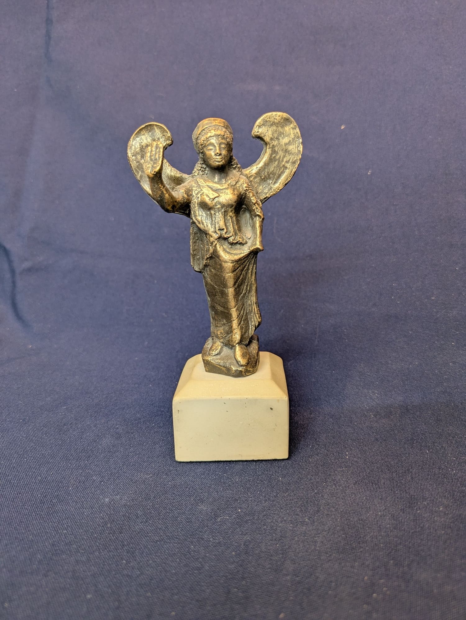Niké – Bronze, socle beige