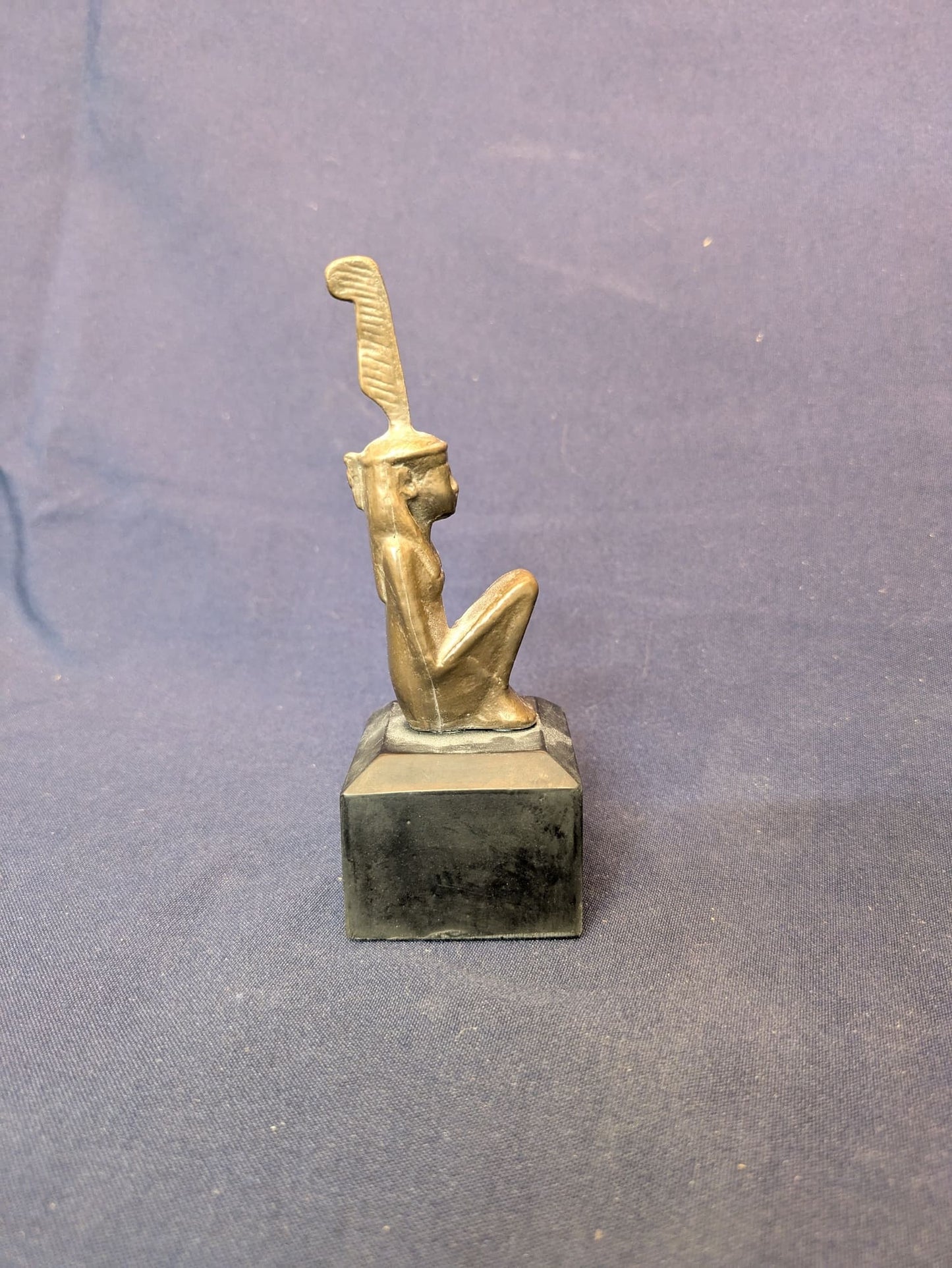 Maât – Bronze, socle noir – vue C