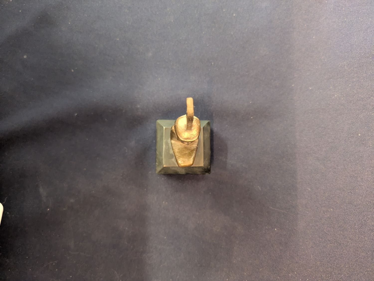 Maât – Bronze, socle noir – vue D