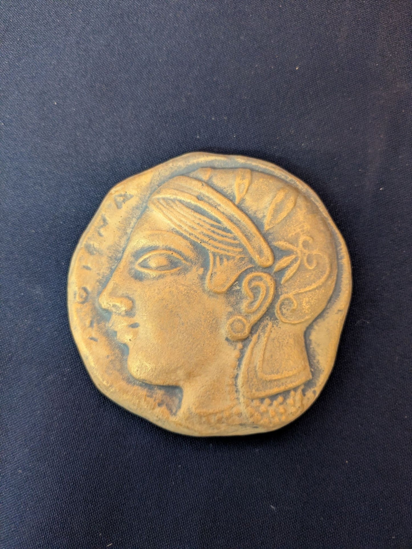 Athena (petit médaillon, aimanté) – Beige-doré