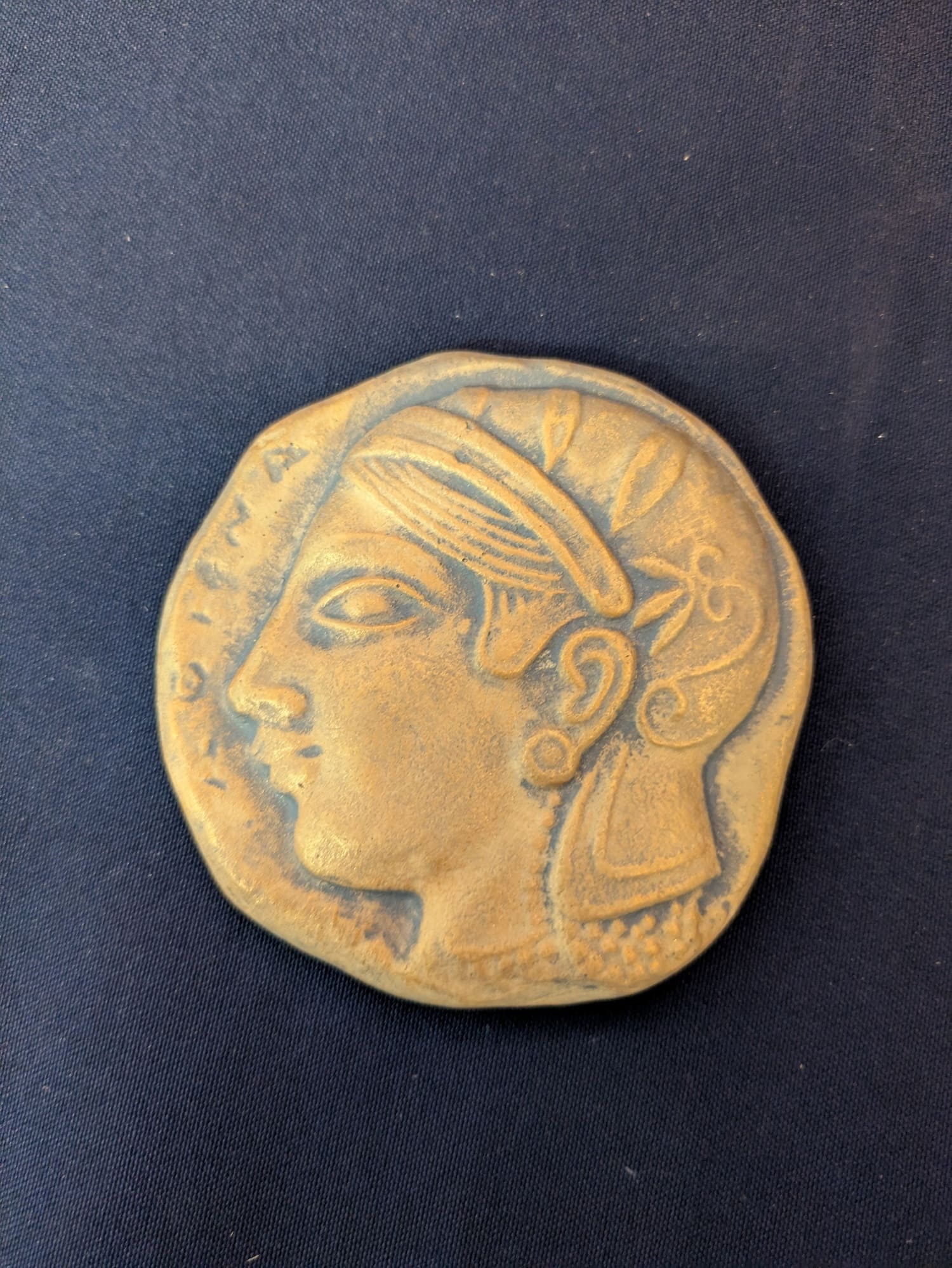 Athena (petit médaillon, aimanté) – Beige-doré