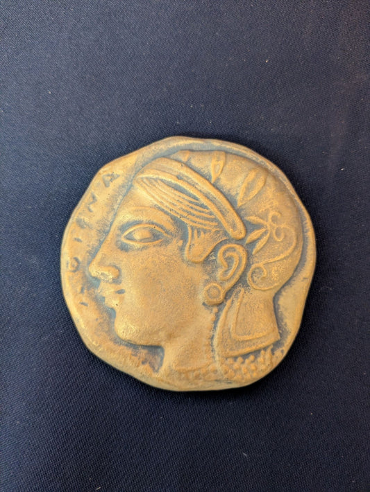 Athena (petit médaillon, aimanté) – Beige-doré