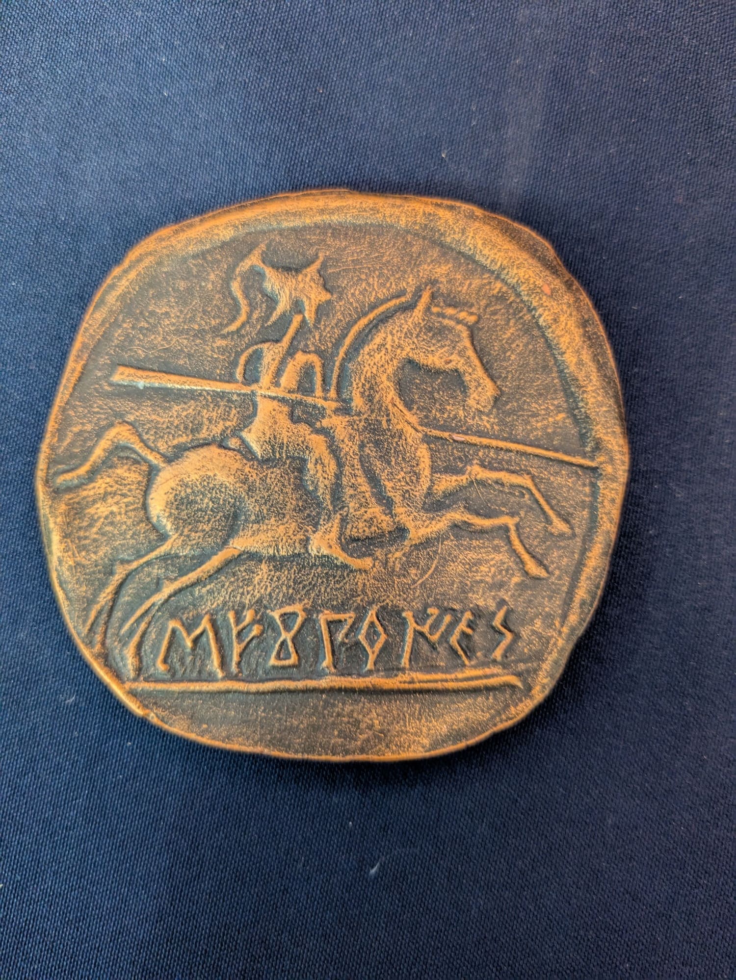 Chevalier, médaillon aimanté – Bronze