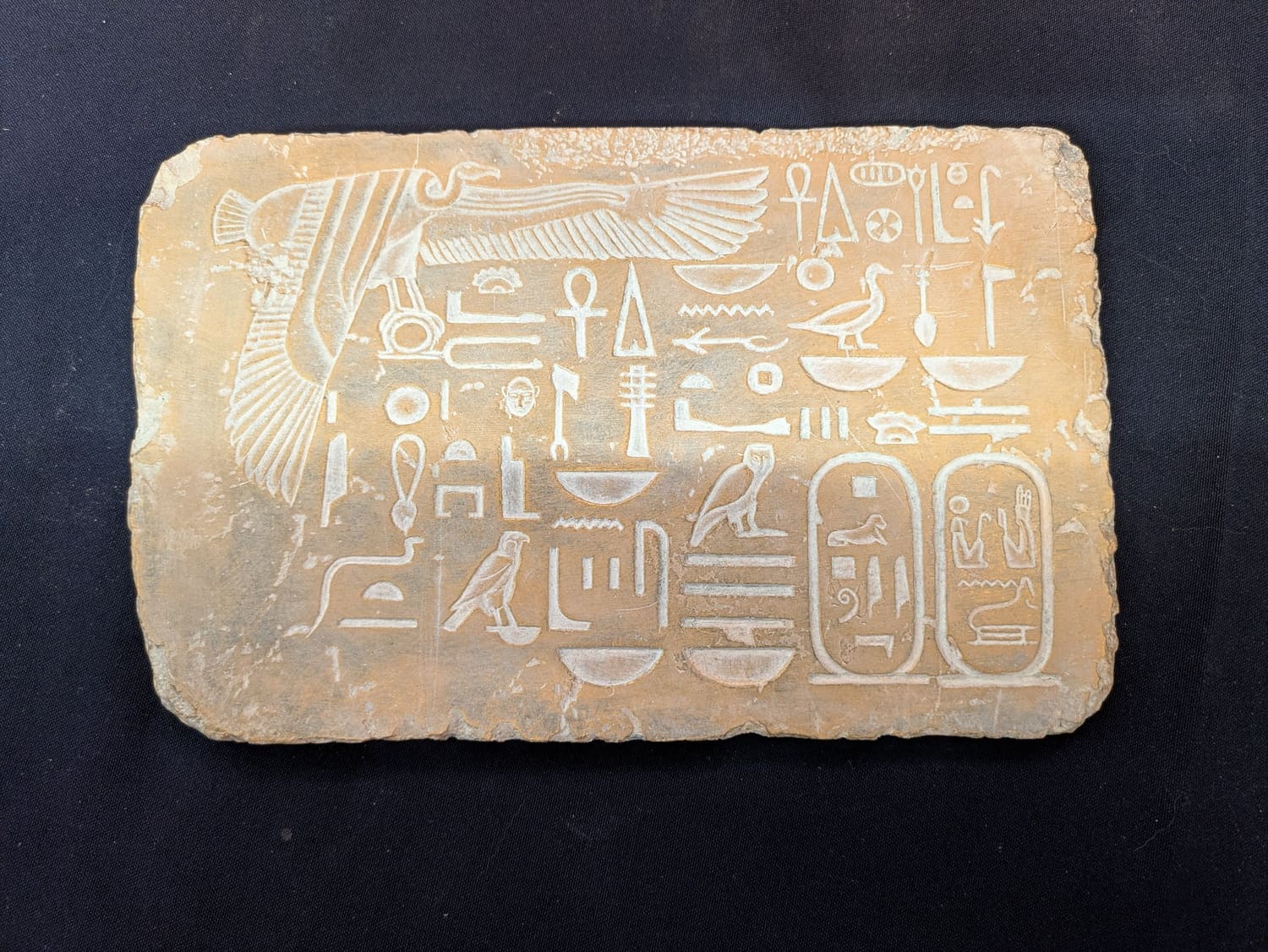 Hiéroglyphes – Gris-beige, finition doré léger, métallisé
