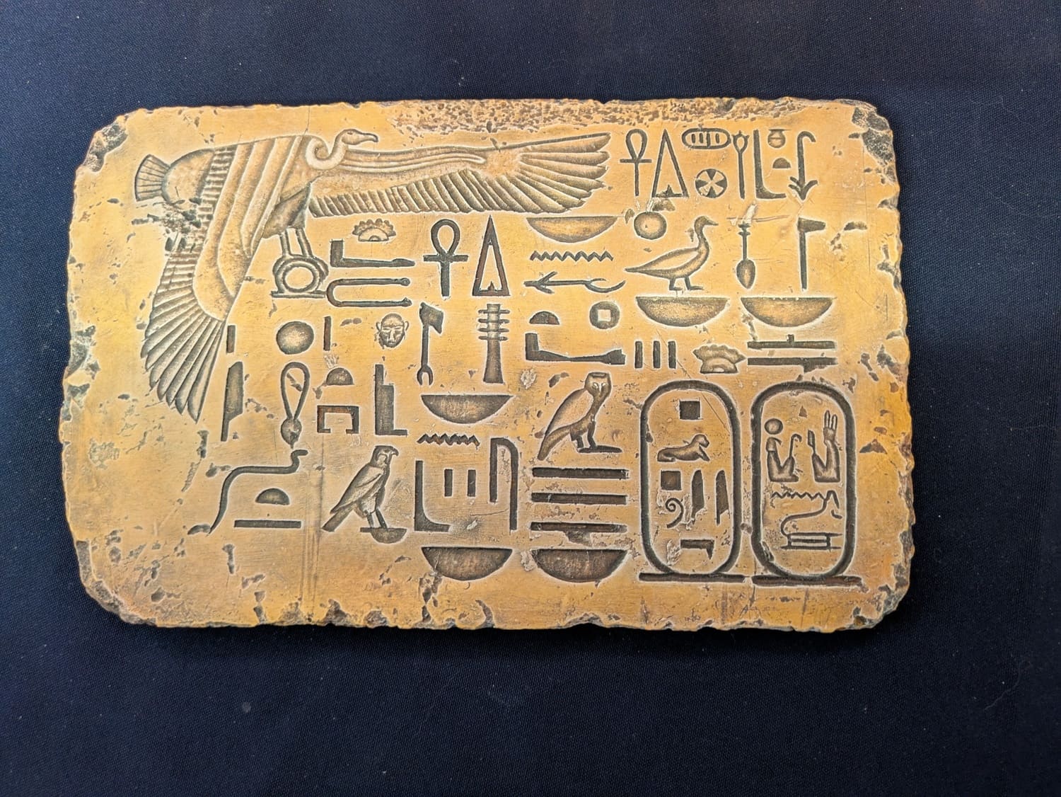 Hiéroglyphes – Doré antique, métallisé