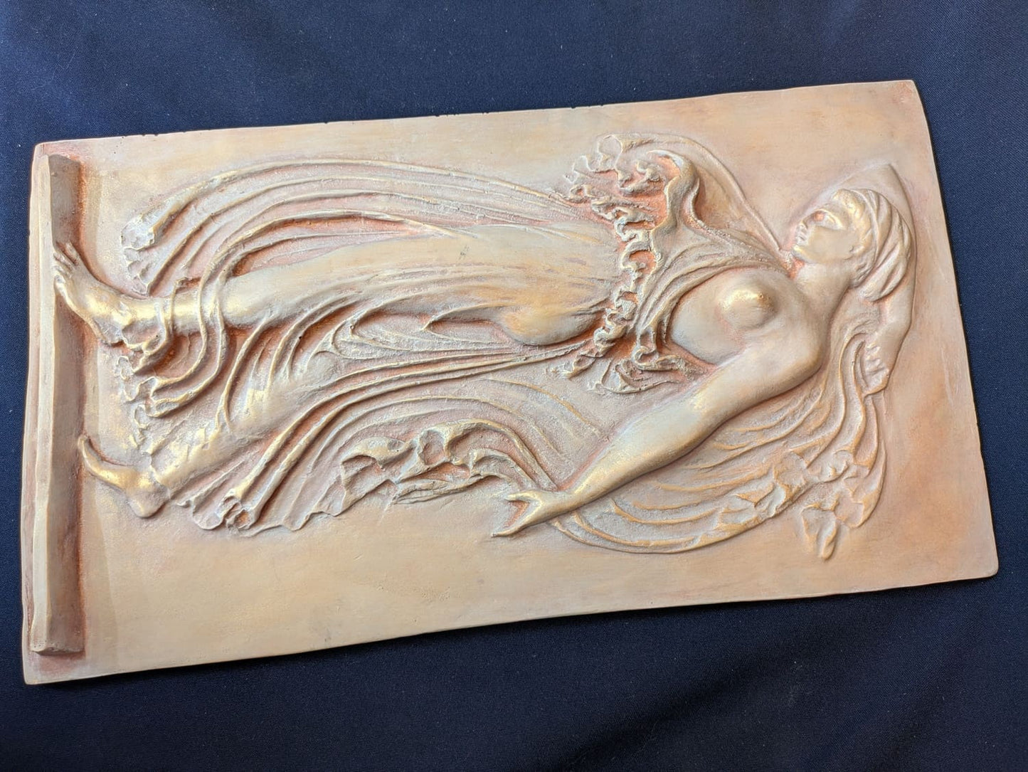 Ménade – Beige-rosé, finition doré métallisé – vue A