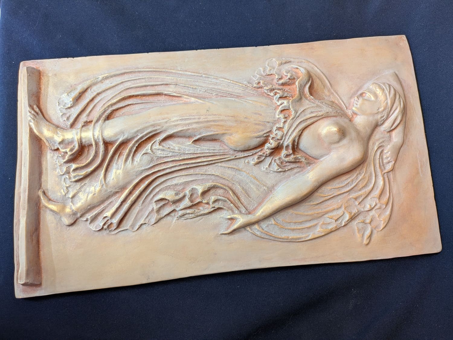 Ménade – Beige-rosé, finition doré métallisé