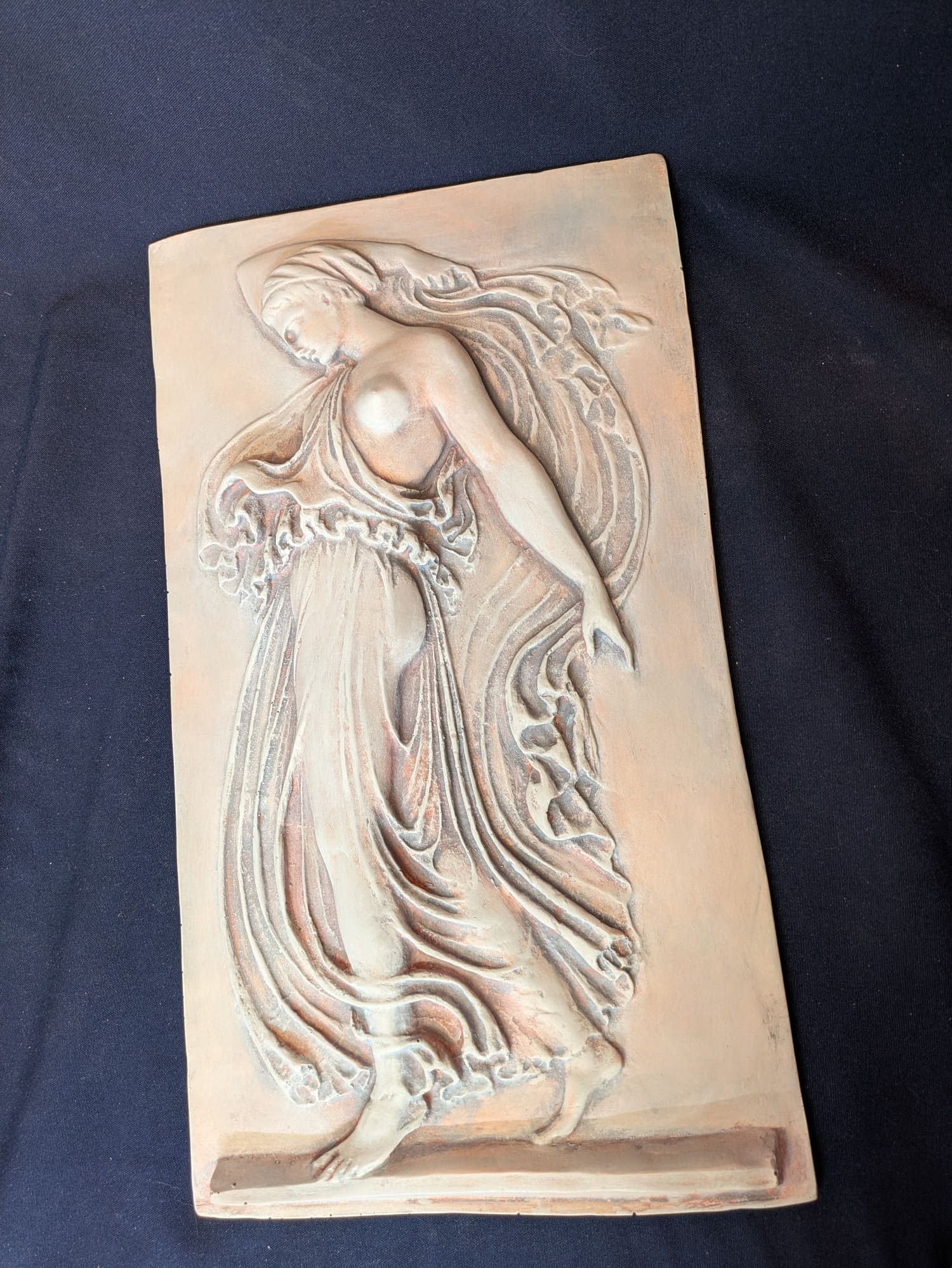 Ménade – Beige-doré, finition gris clair – vue A