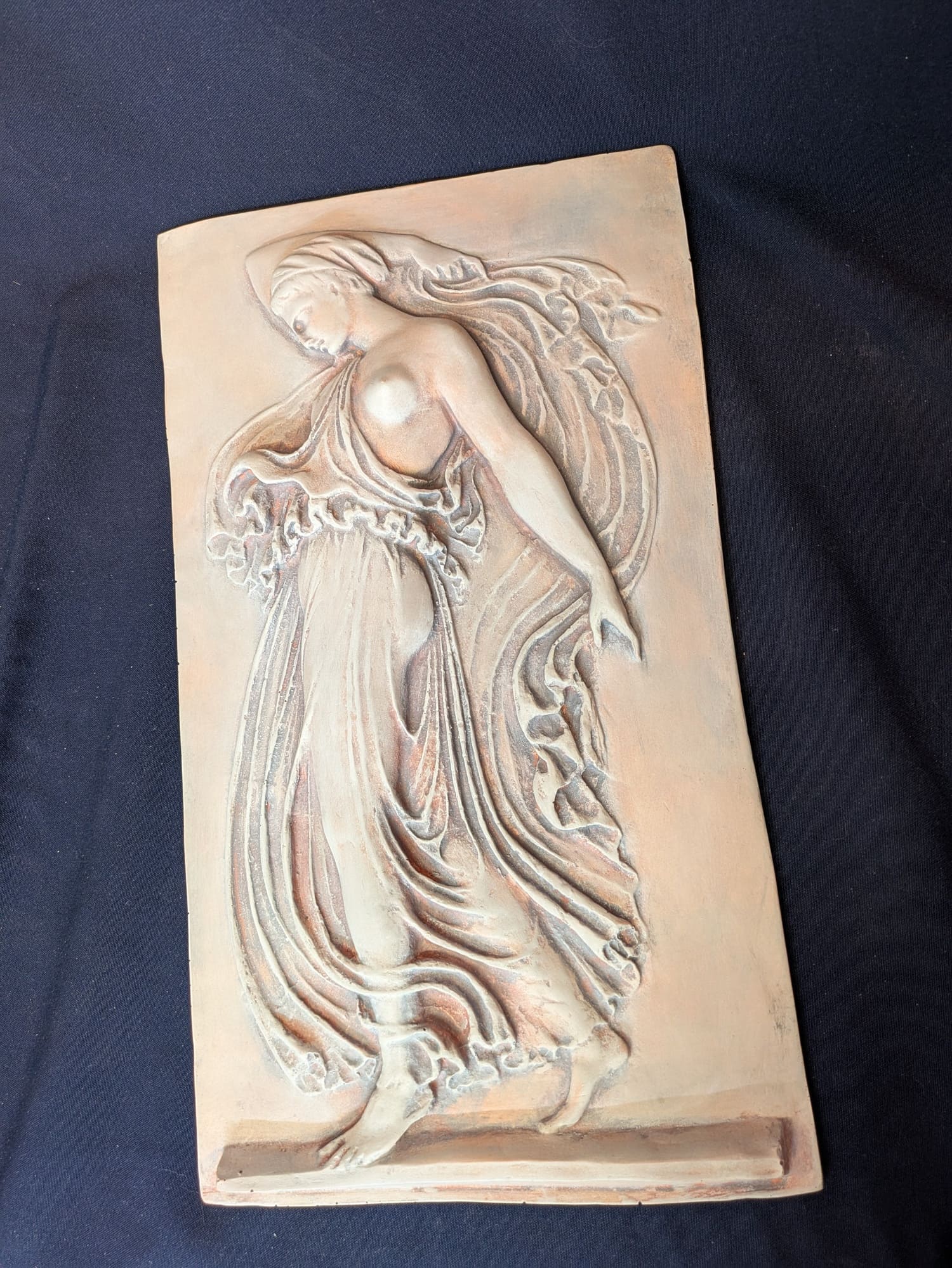Ménade – Beige-doré, finition gris clair
