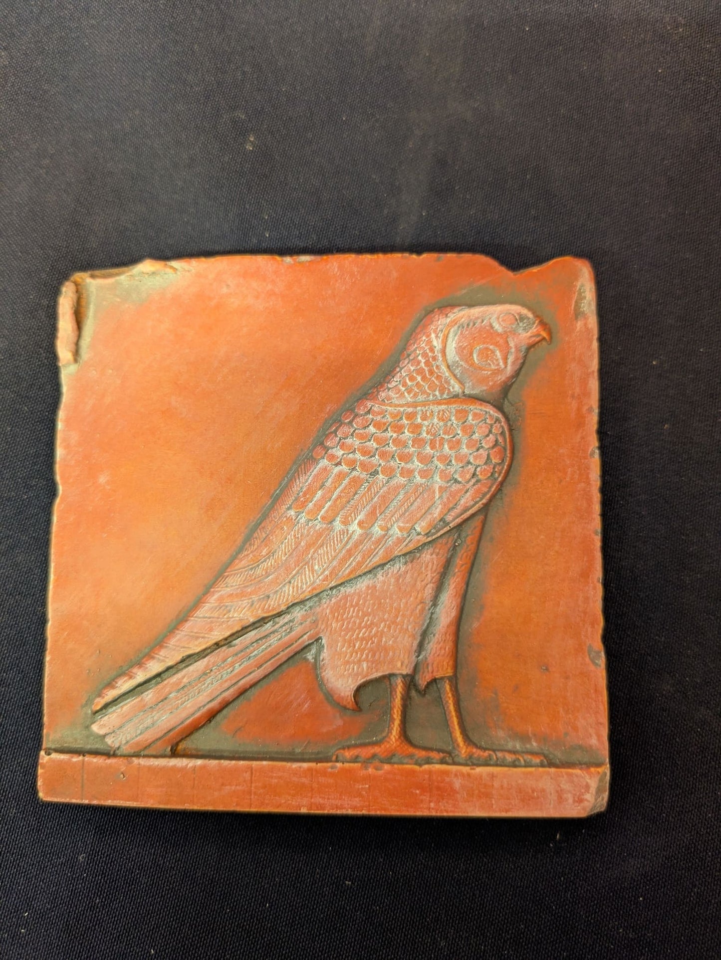 Horus bas-relief – Rouge-orangé