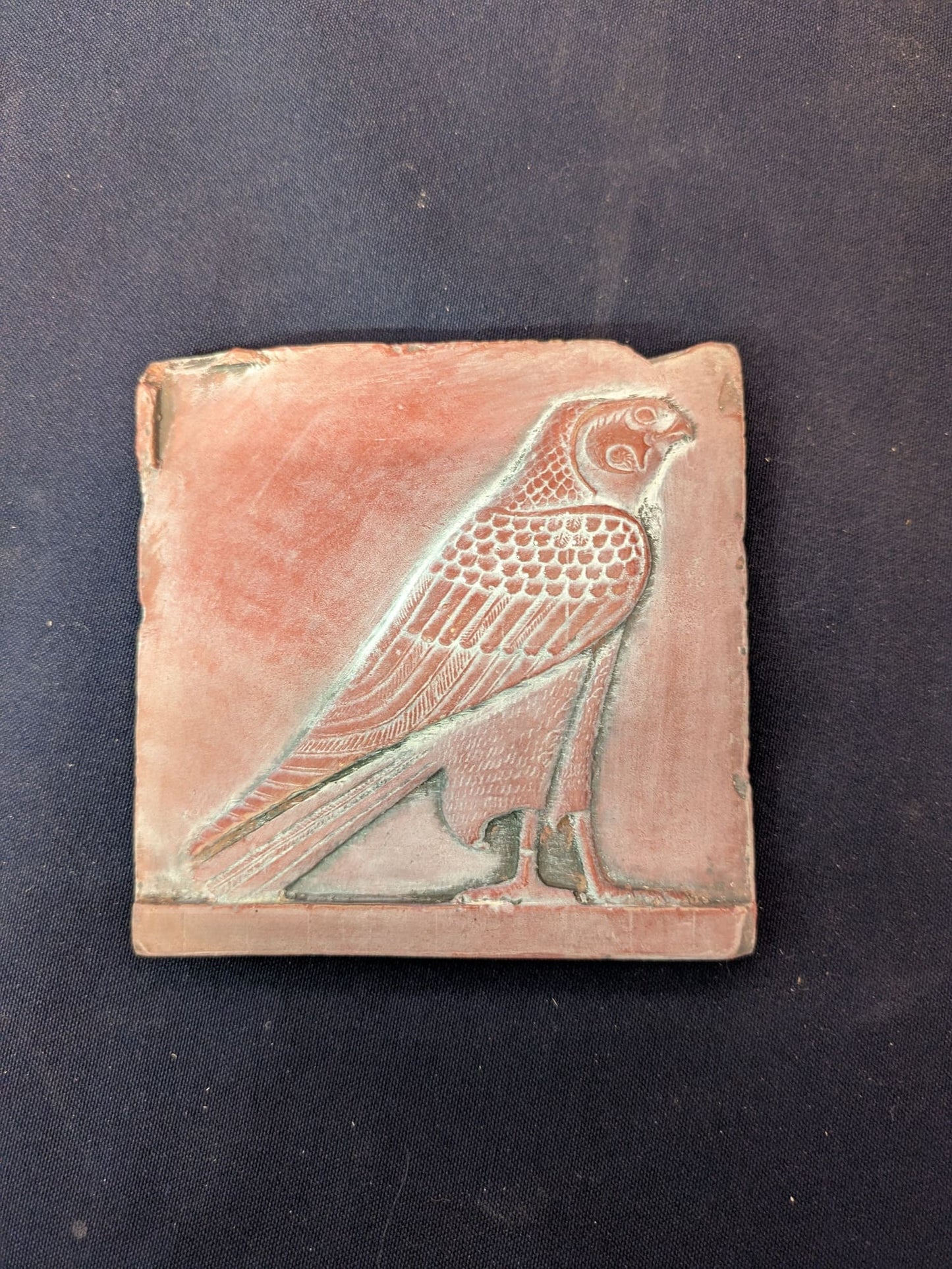 Horus bas-relief – Rouge
