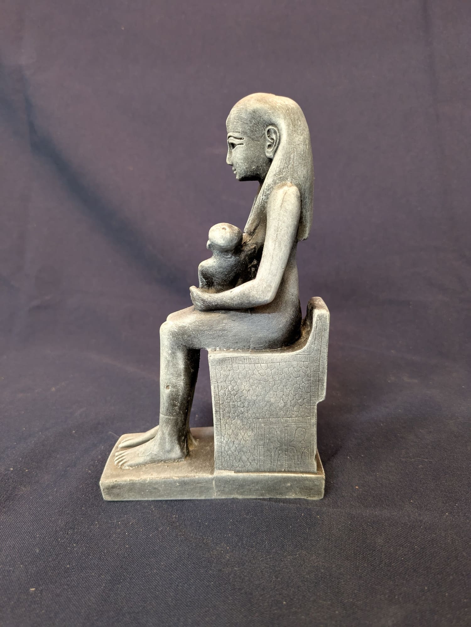 Isis et Horus – Noir, finition gris clair – vue A