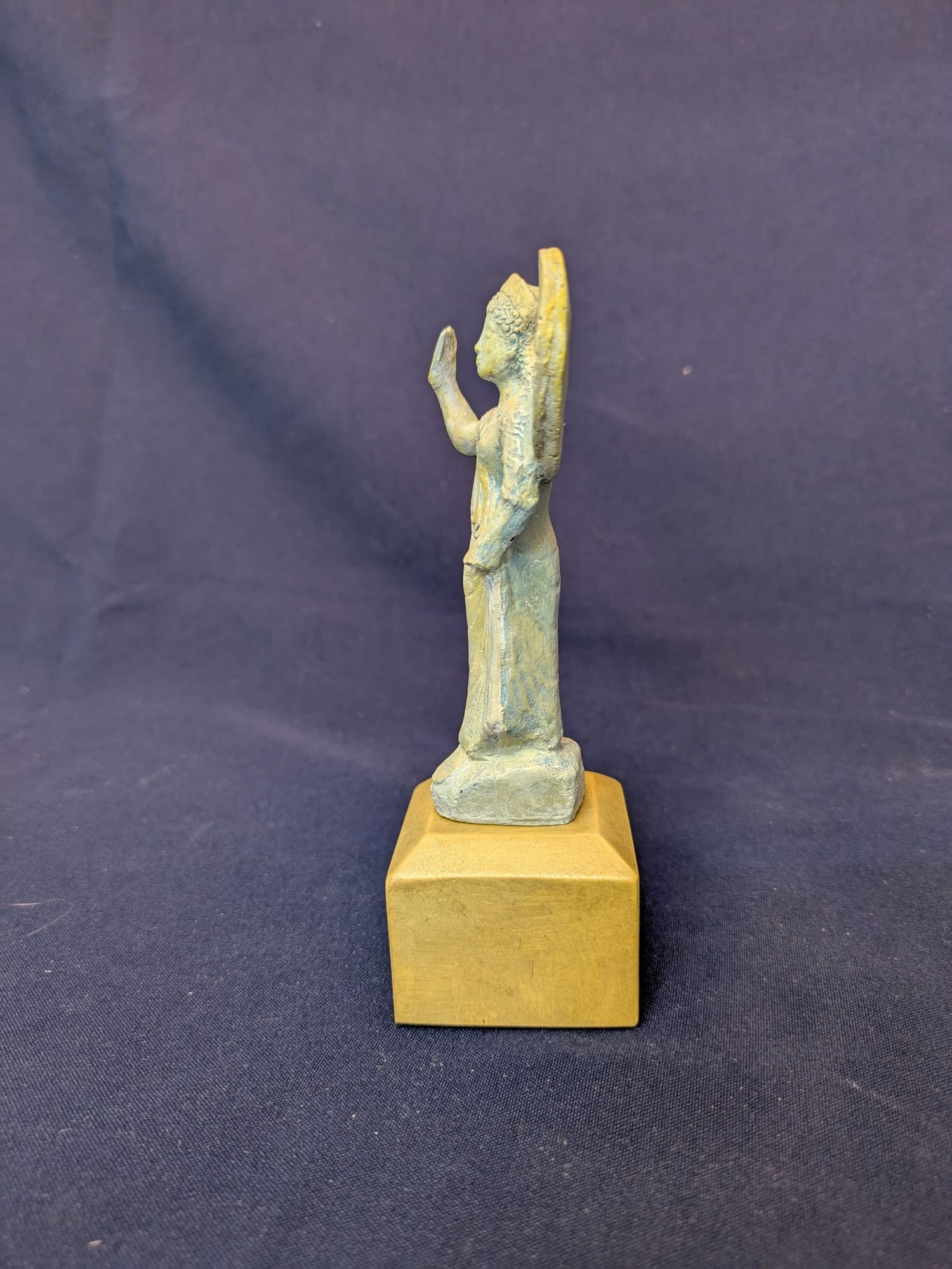 Niké – Vert de gris, socle doré – vue A