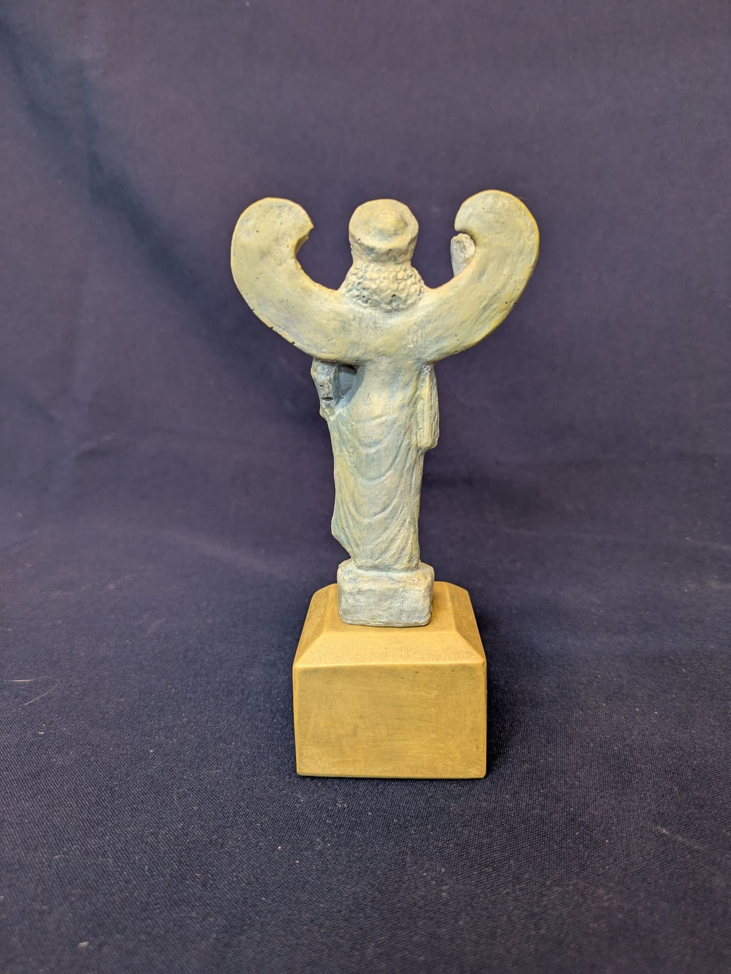 Niké – Vert de gris, socle doré – vue B