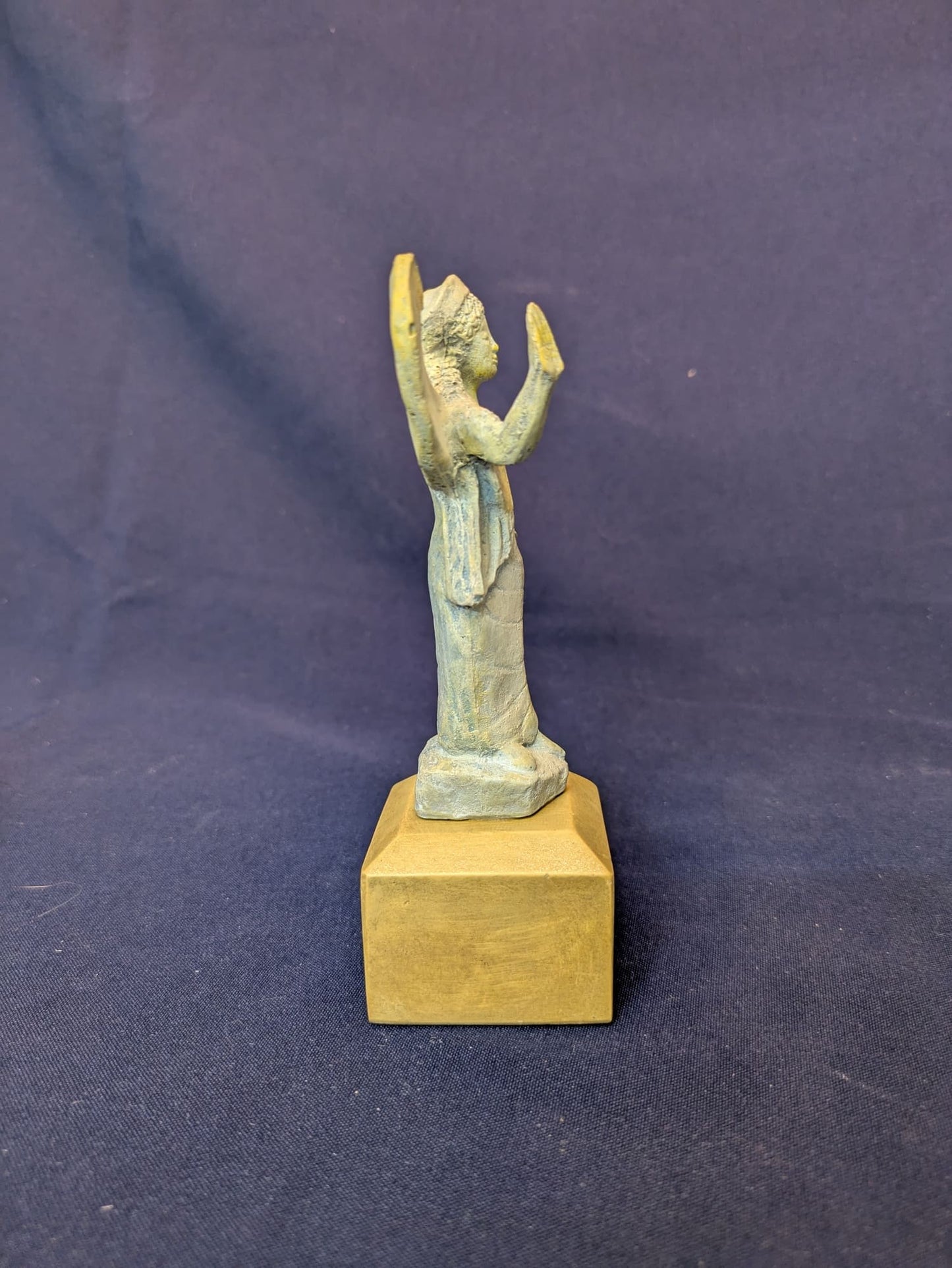 Niké – Vert de gris, socle doré – vue C