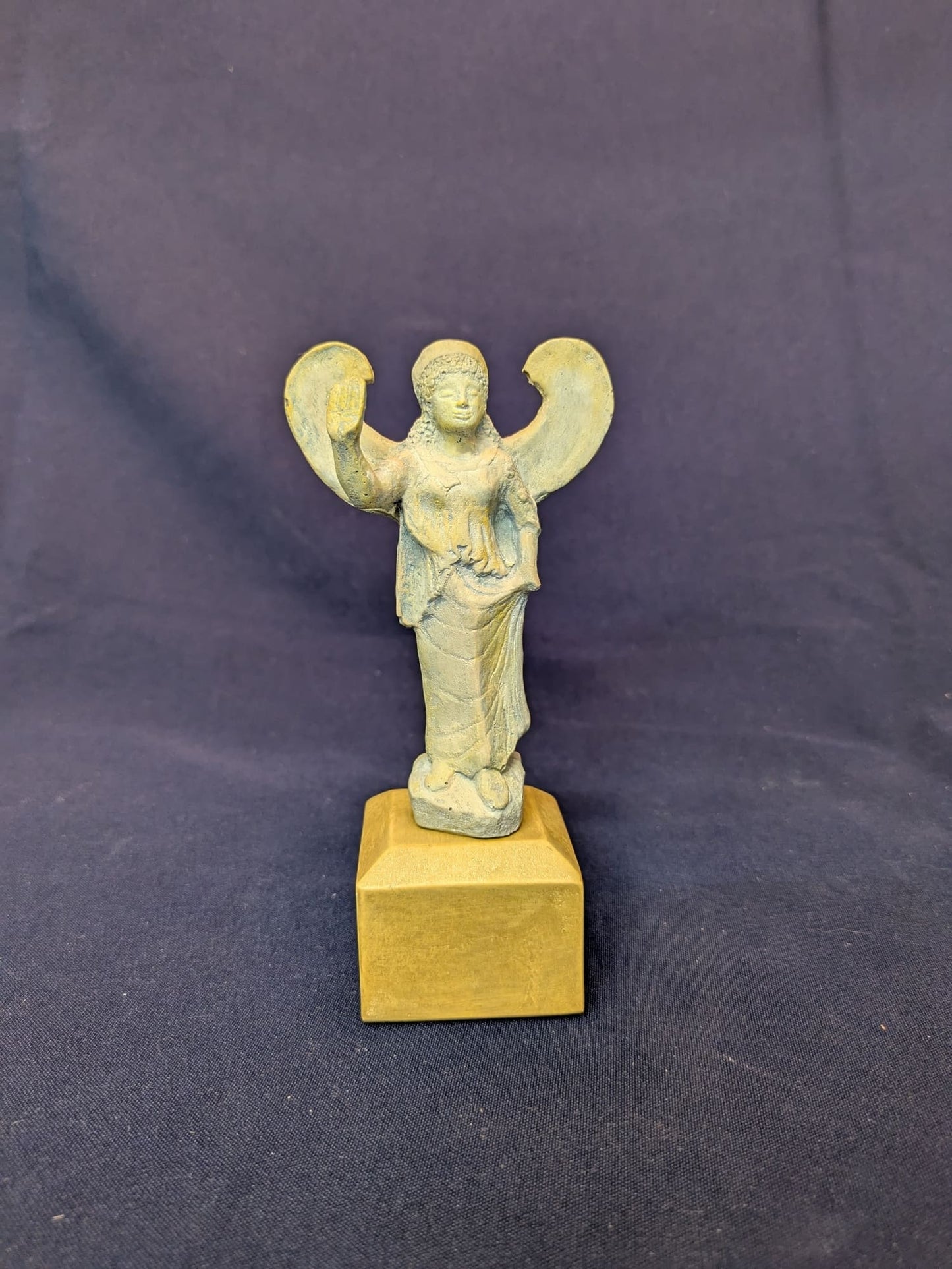 Niké – Vert de gris, socle doré