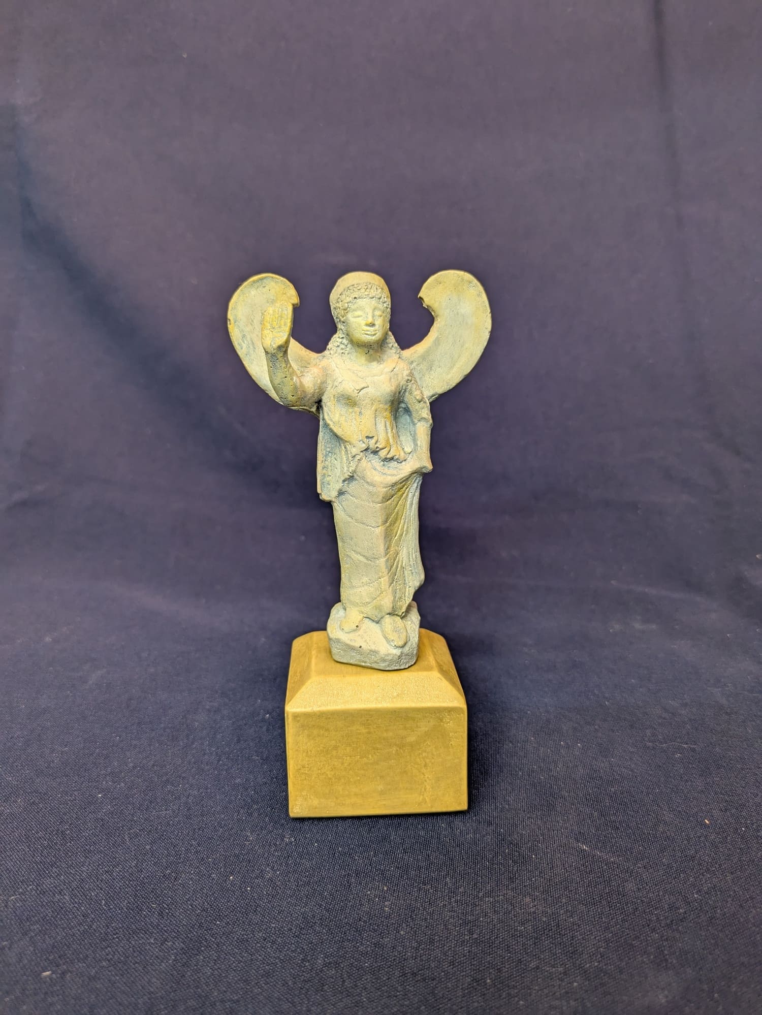 Niké – Vert de gris, socle doré
