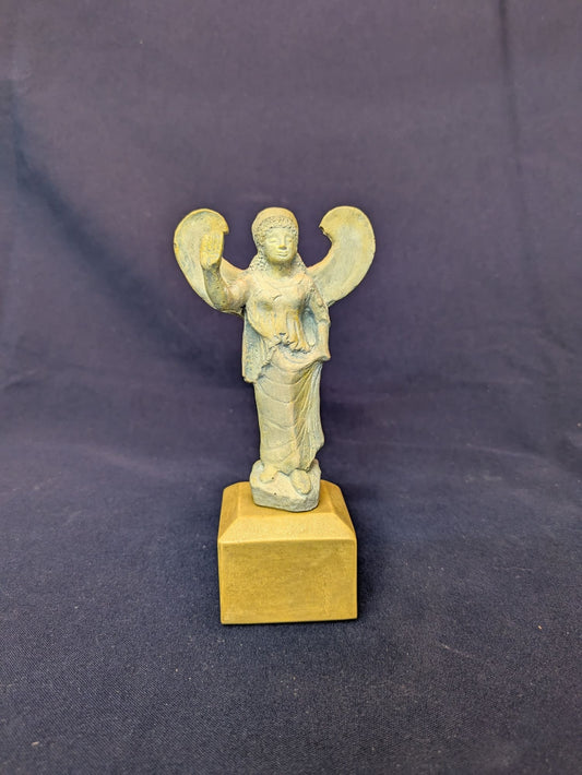 Niké – Vert de gris, socle doré