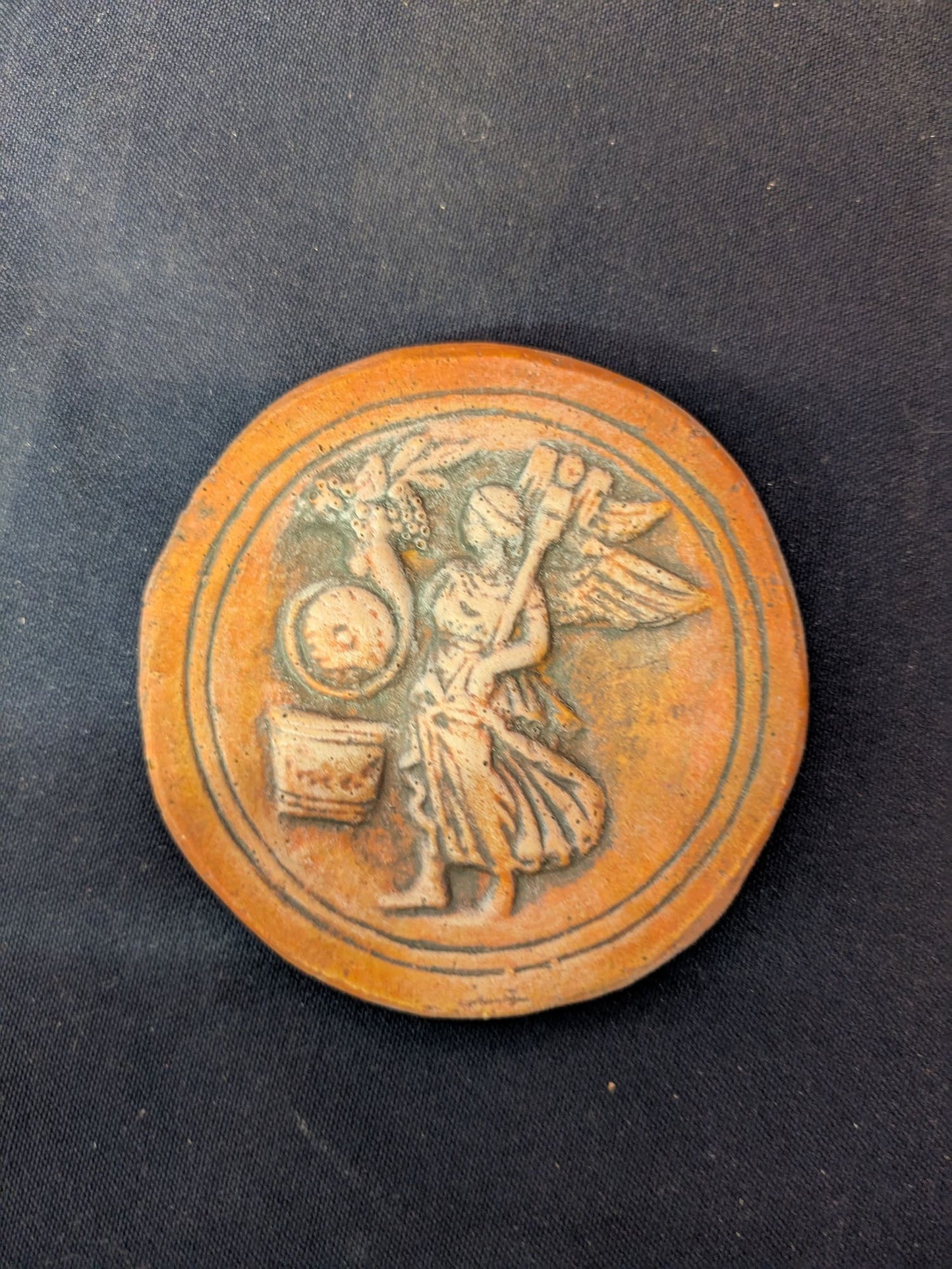 Victoire de Rome – Rouge-orangé, finition gris – vue A
