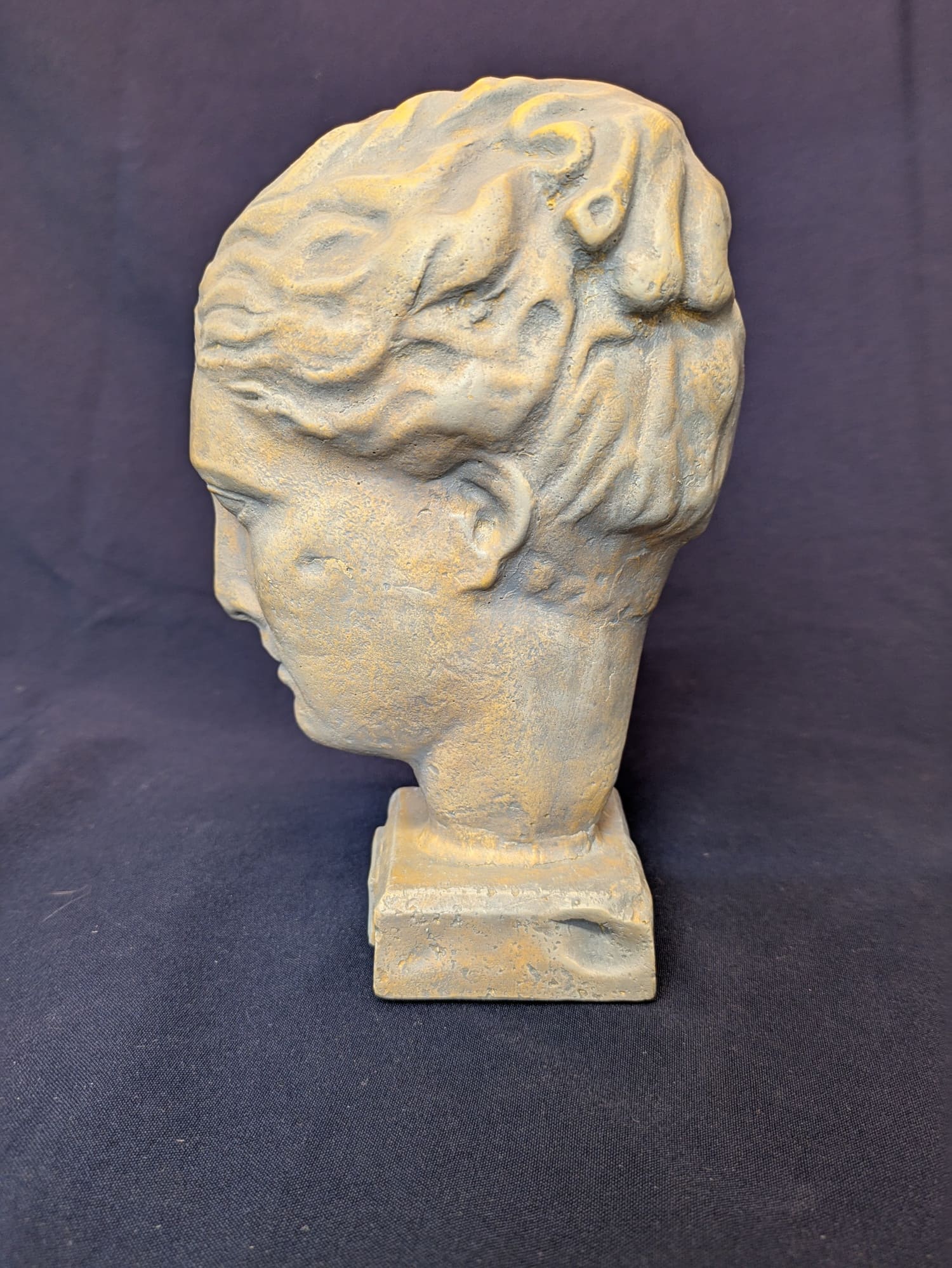 Hygée – Fond beige, finition gris clair – vue A