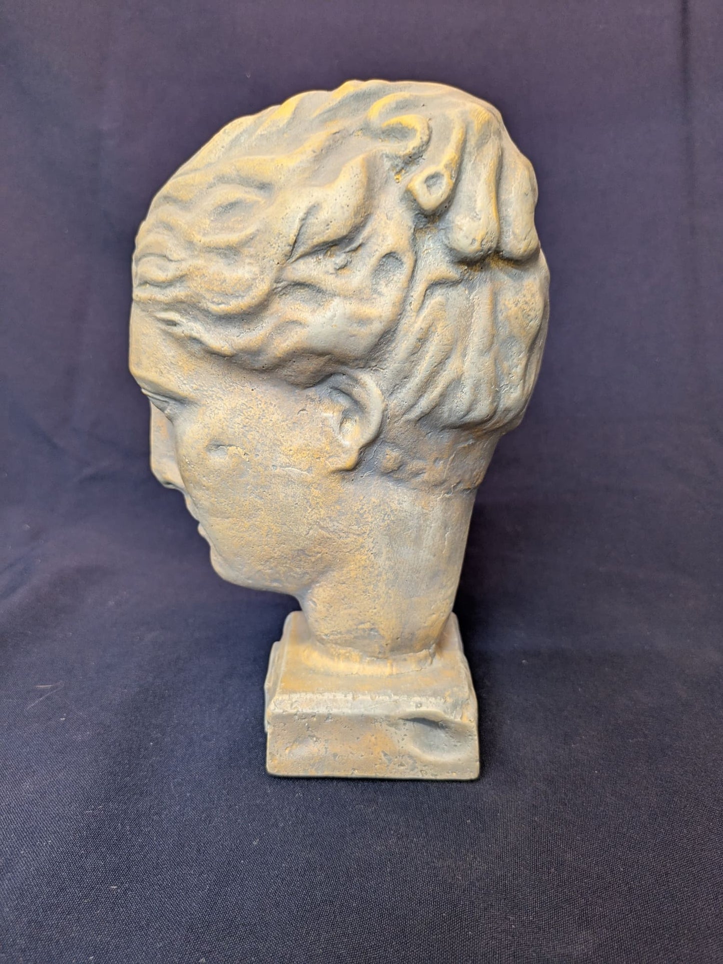 Hygée – Fond beige, finition gris clair – vue C