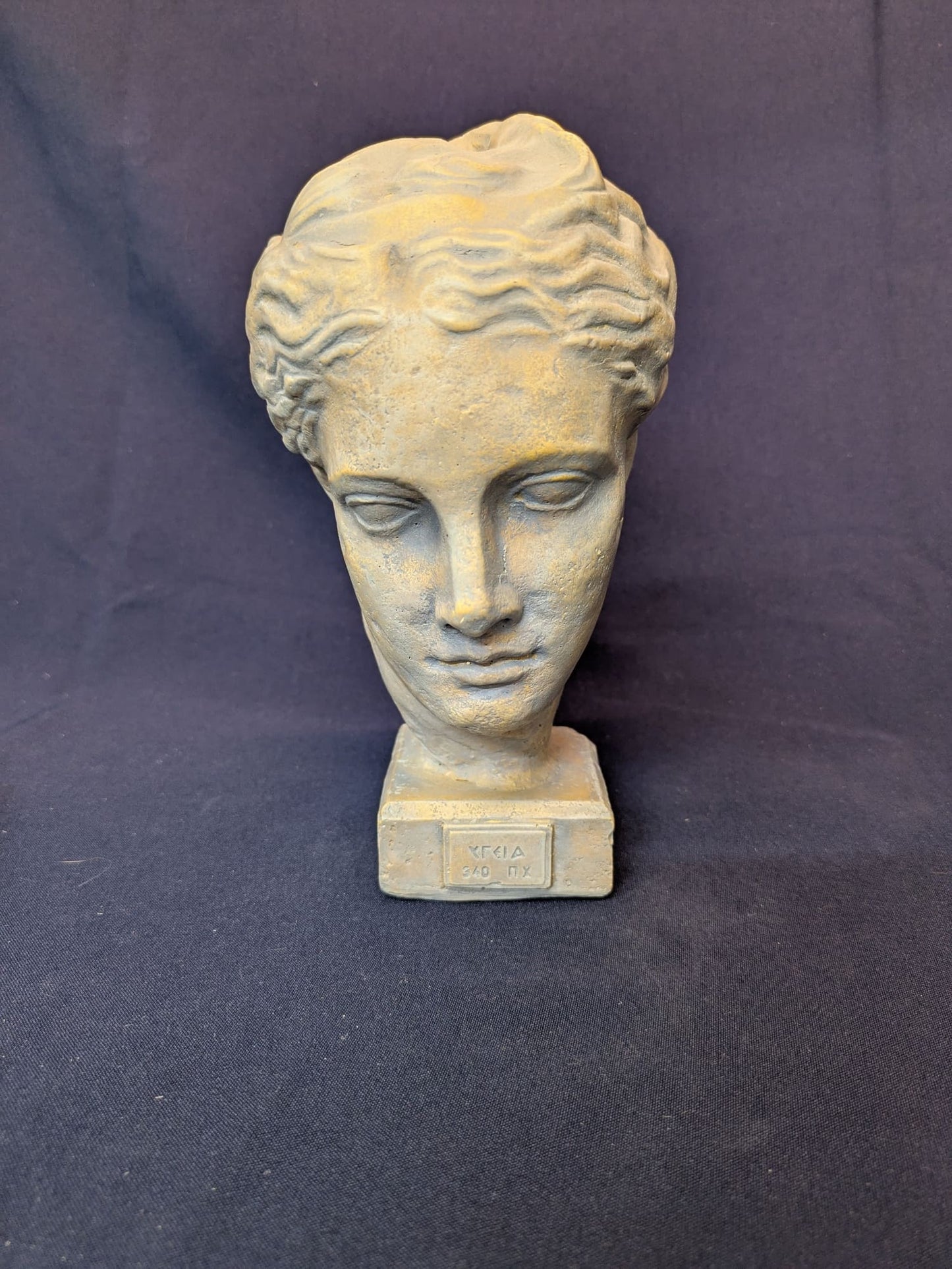 Hygée – Fond beige, finition gris clair