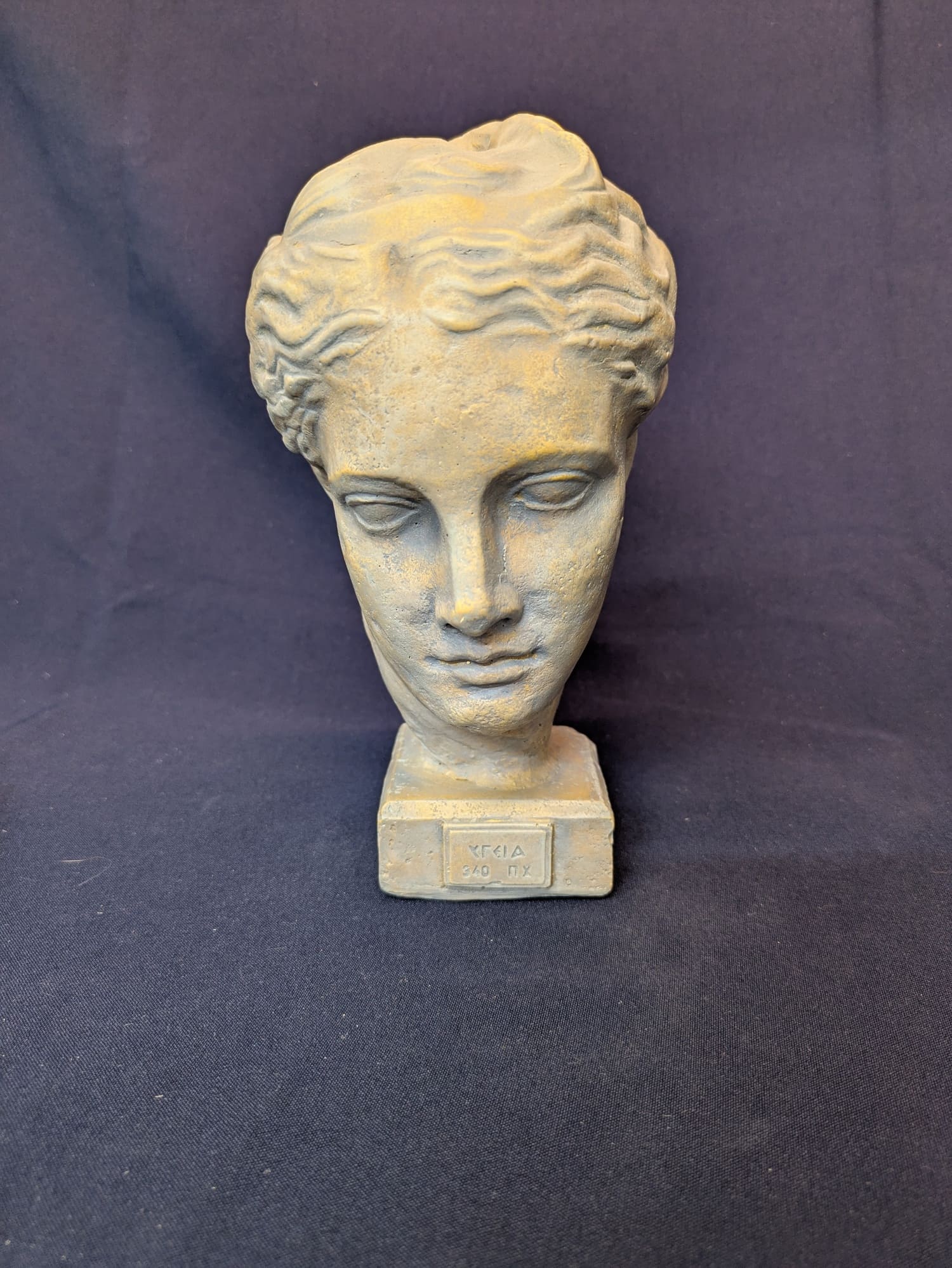 Hygée – Fond beige, finition gris clair