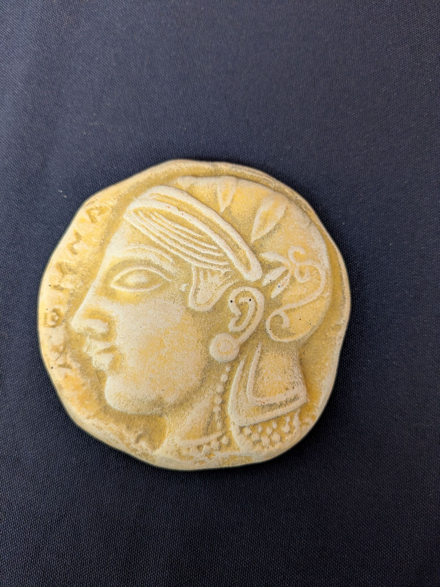 Athena (petit médaillon aimanté) – Jaune